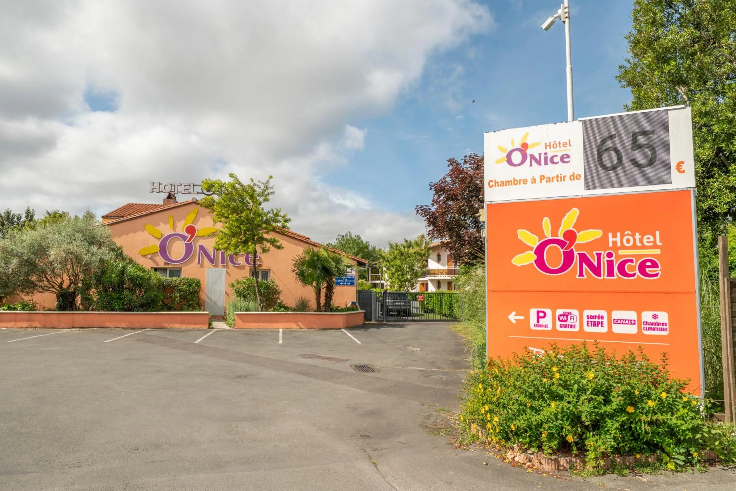 Property logo or sign in Contact Hôtel O'Nice Saintes