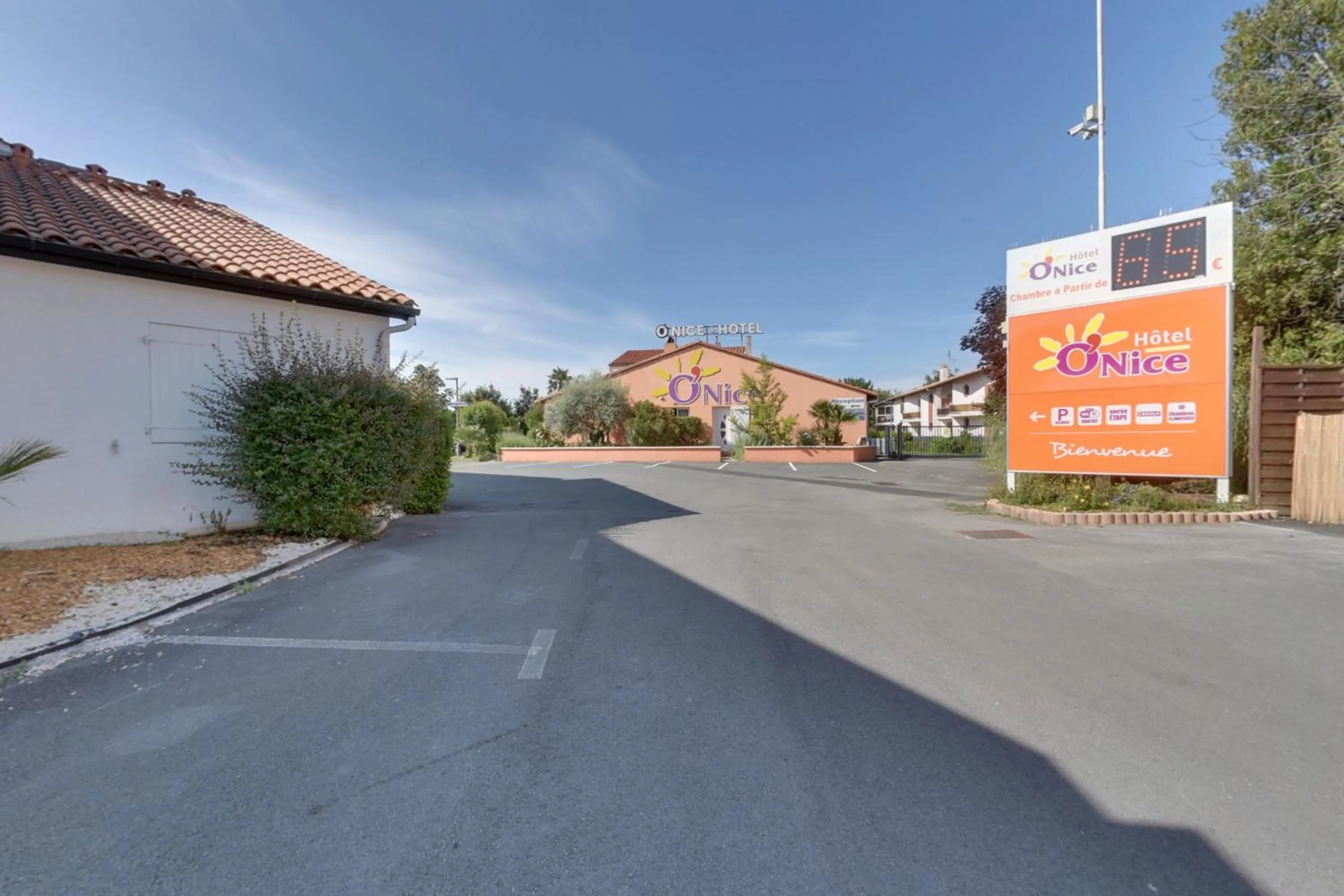 Property building in Contact Hôtel O'Nice Saintes