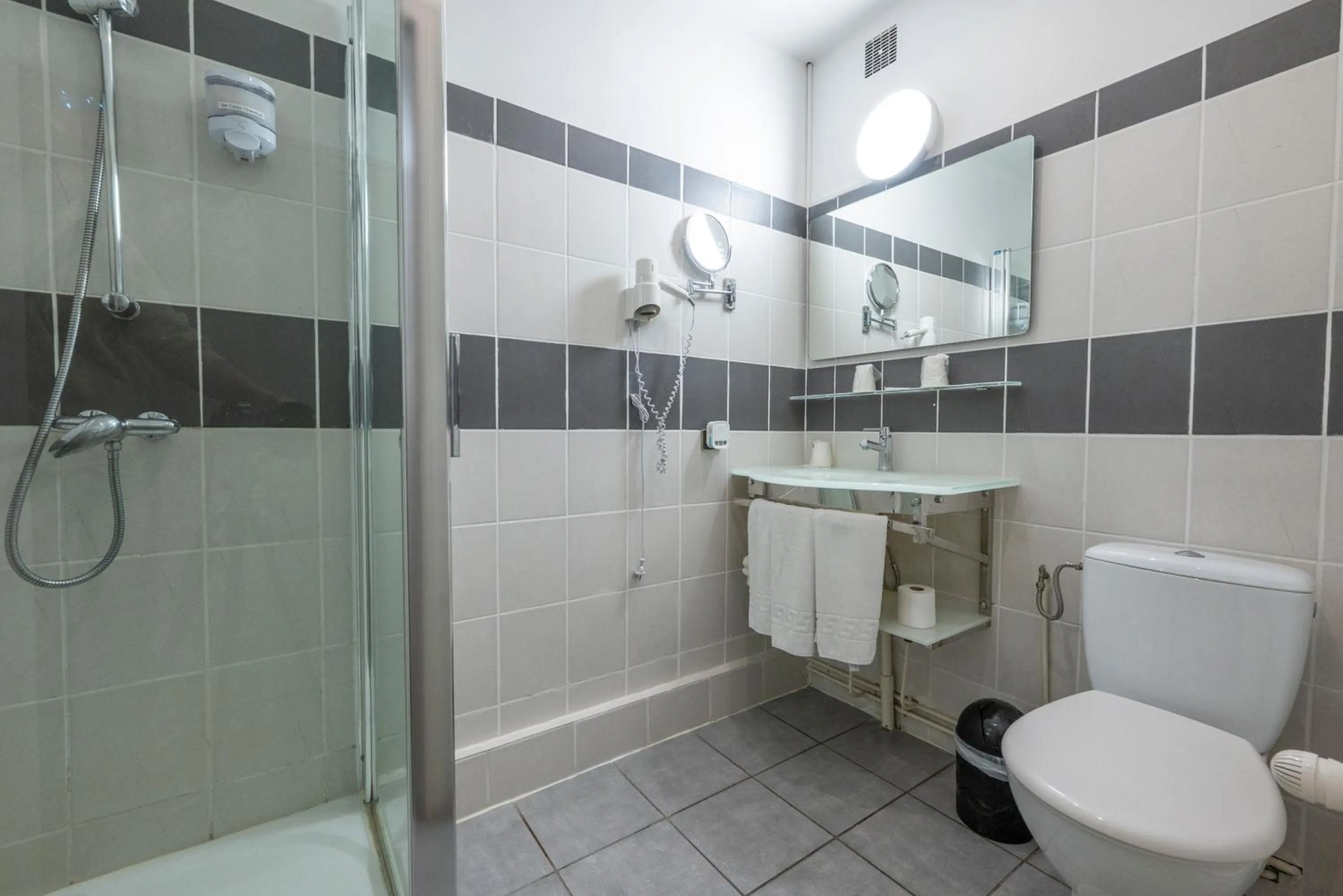 Bathroom in Contact Hôtel O'Nice Saintes