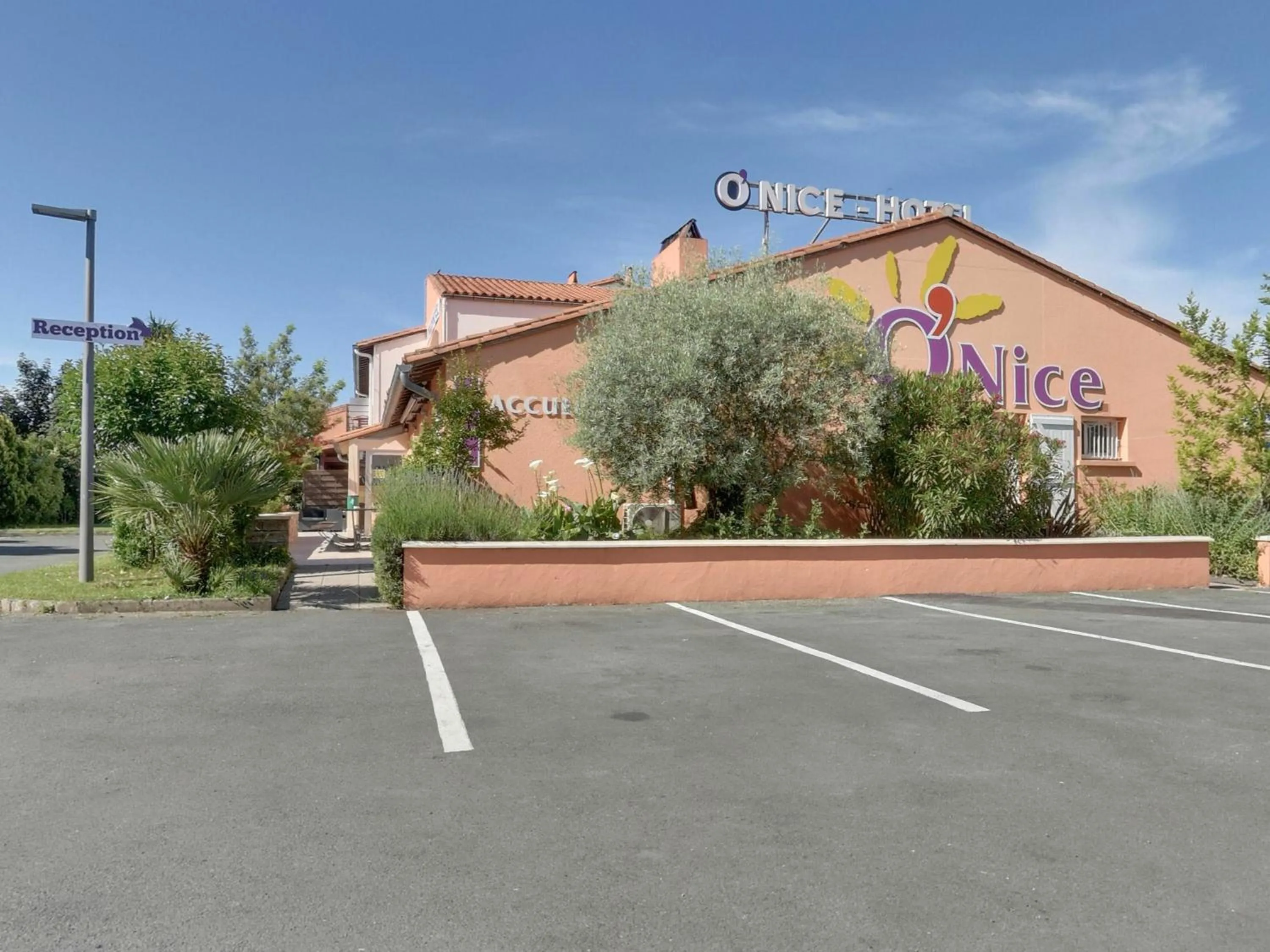 Property building in Contact Hôtel O'Nice Saintes