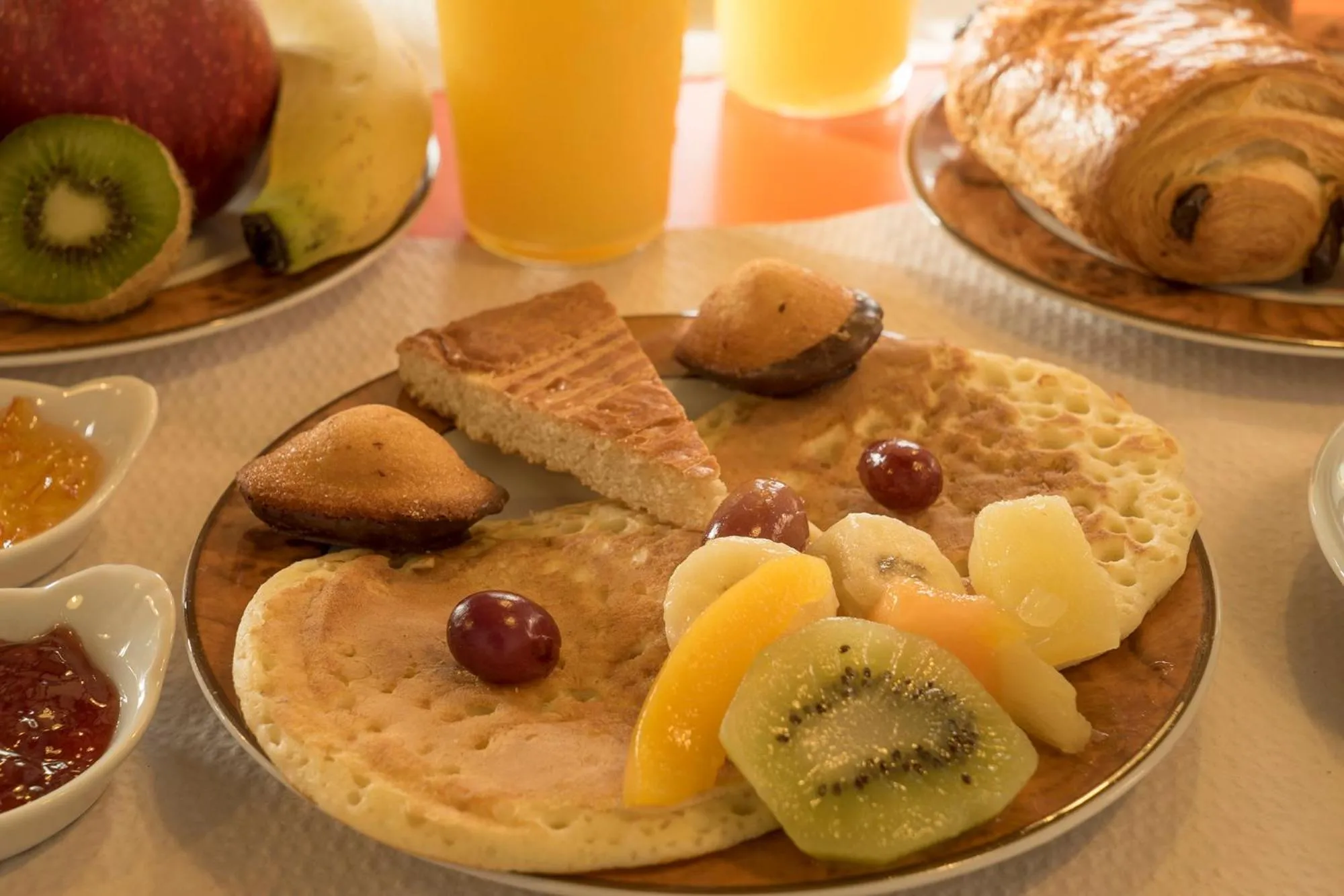Continental breakfast in Contact Hôtel O'Nice Saintes