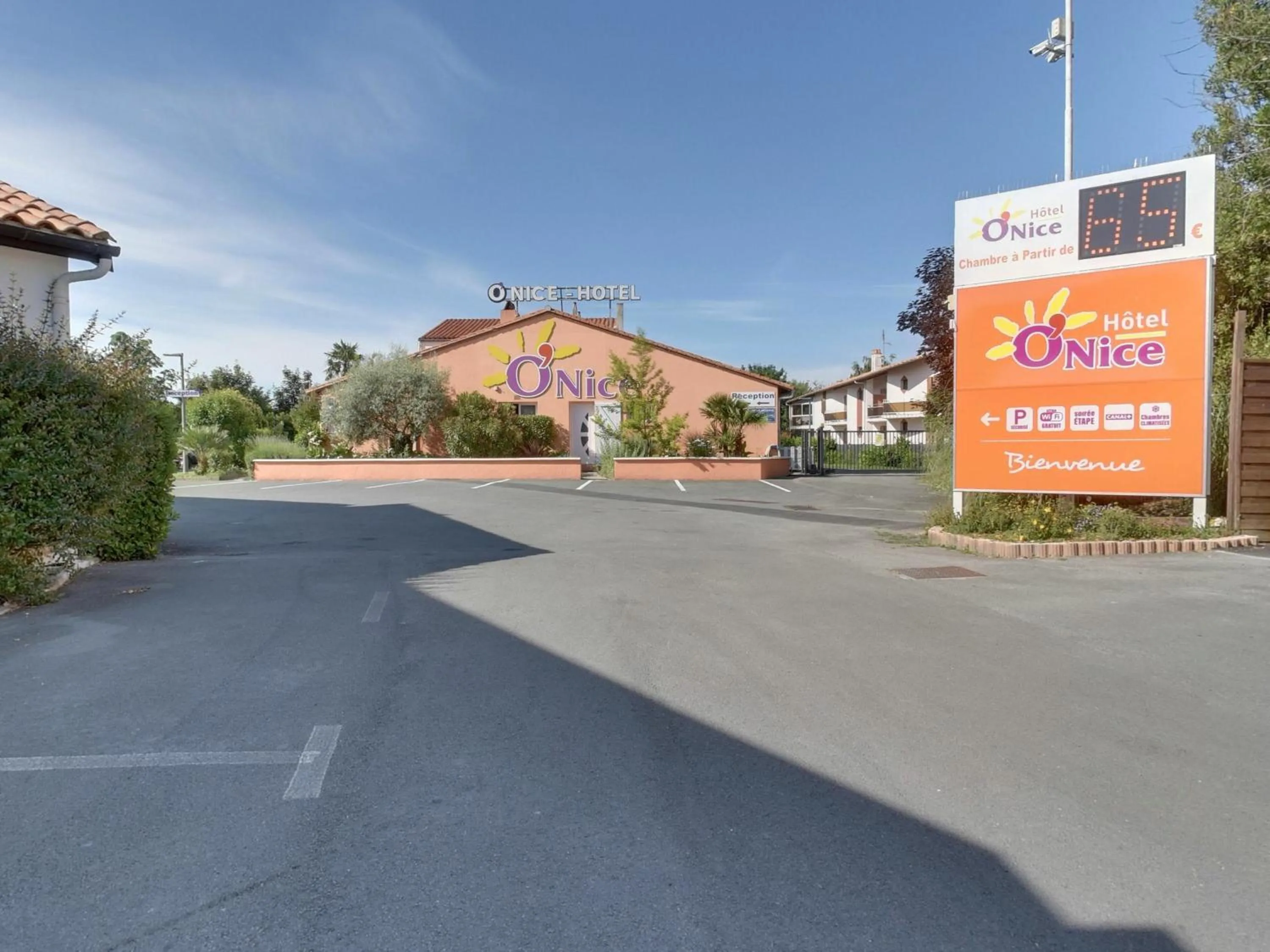 Property building in Contact Hôtel O'Nice Saintes