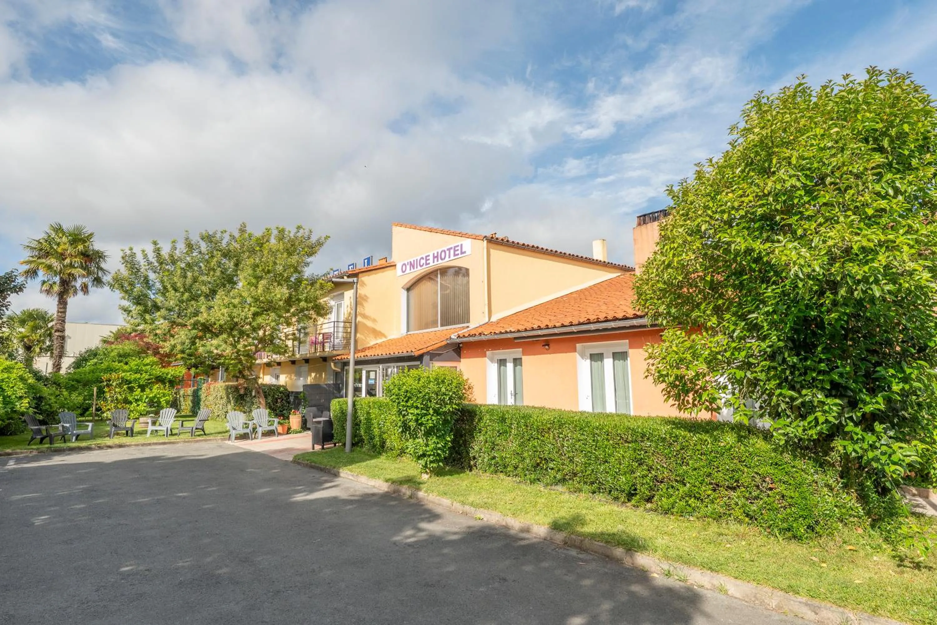 Property building in Contact Hôtel O'Nice Saintes
