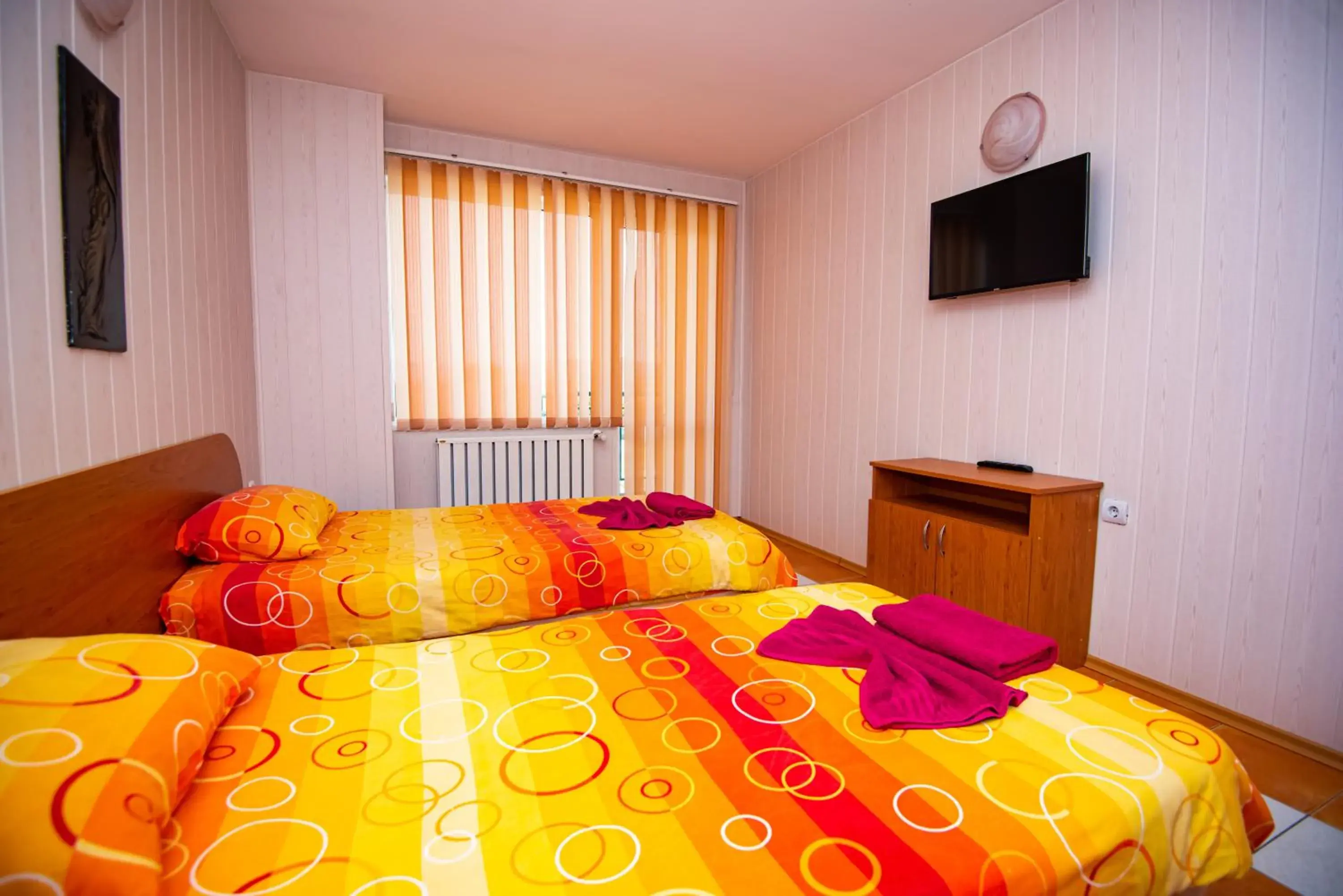 Twin Room in Семеен Хотел Надежда Twin Room in Семеен Хотел Надежда
