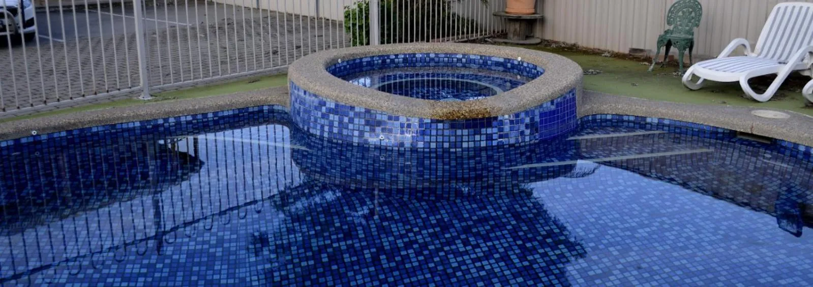 Swimming pool in Rodney Motor Inn