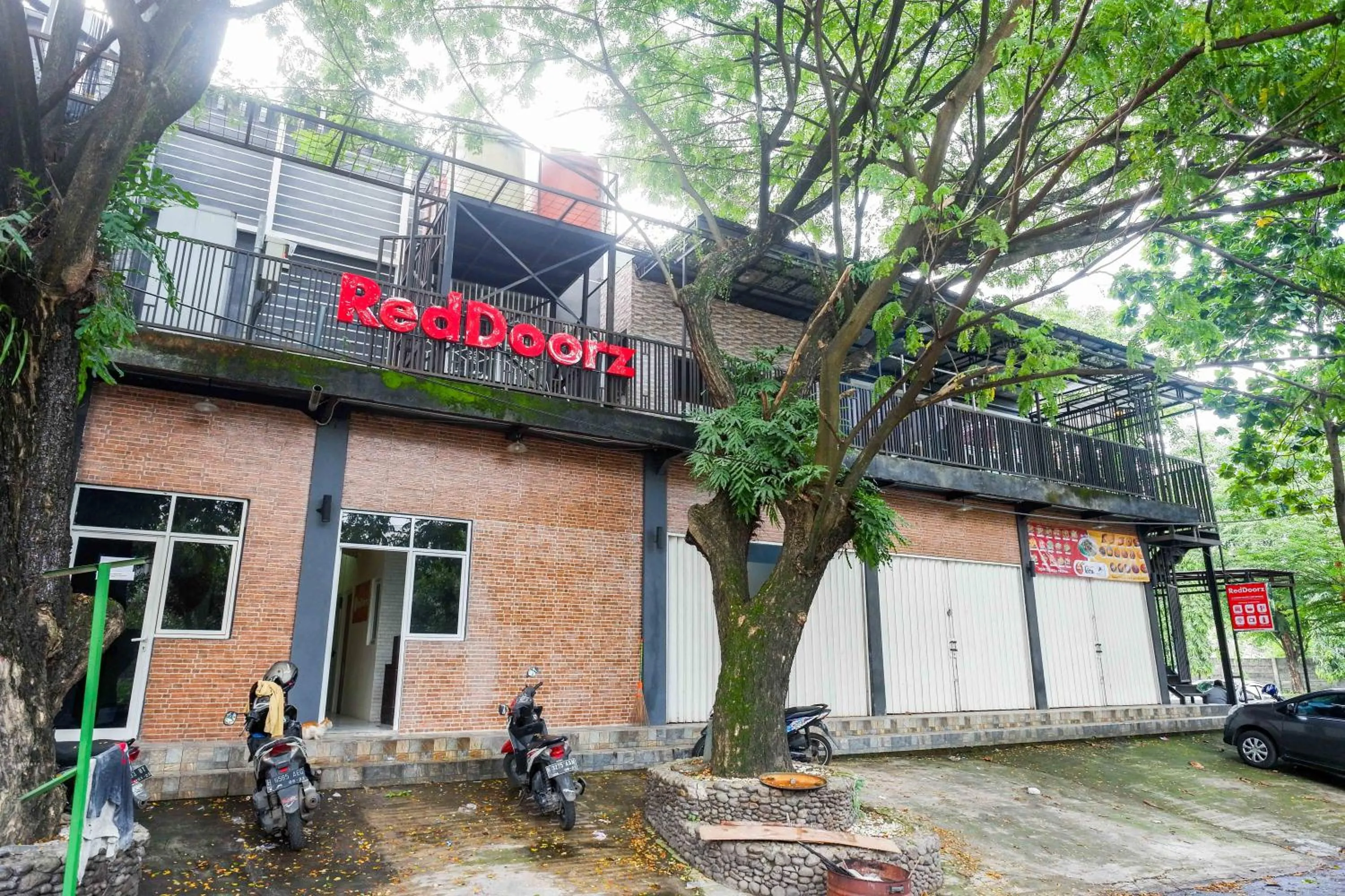 Facade/entrance in RedDoorz @ Kawasan Industri Candi Semarang