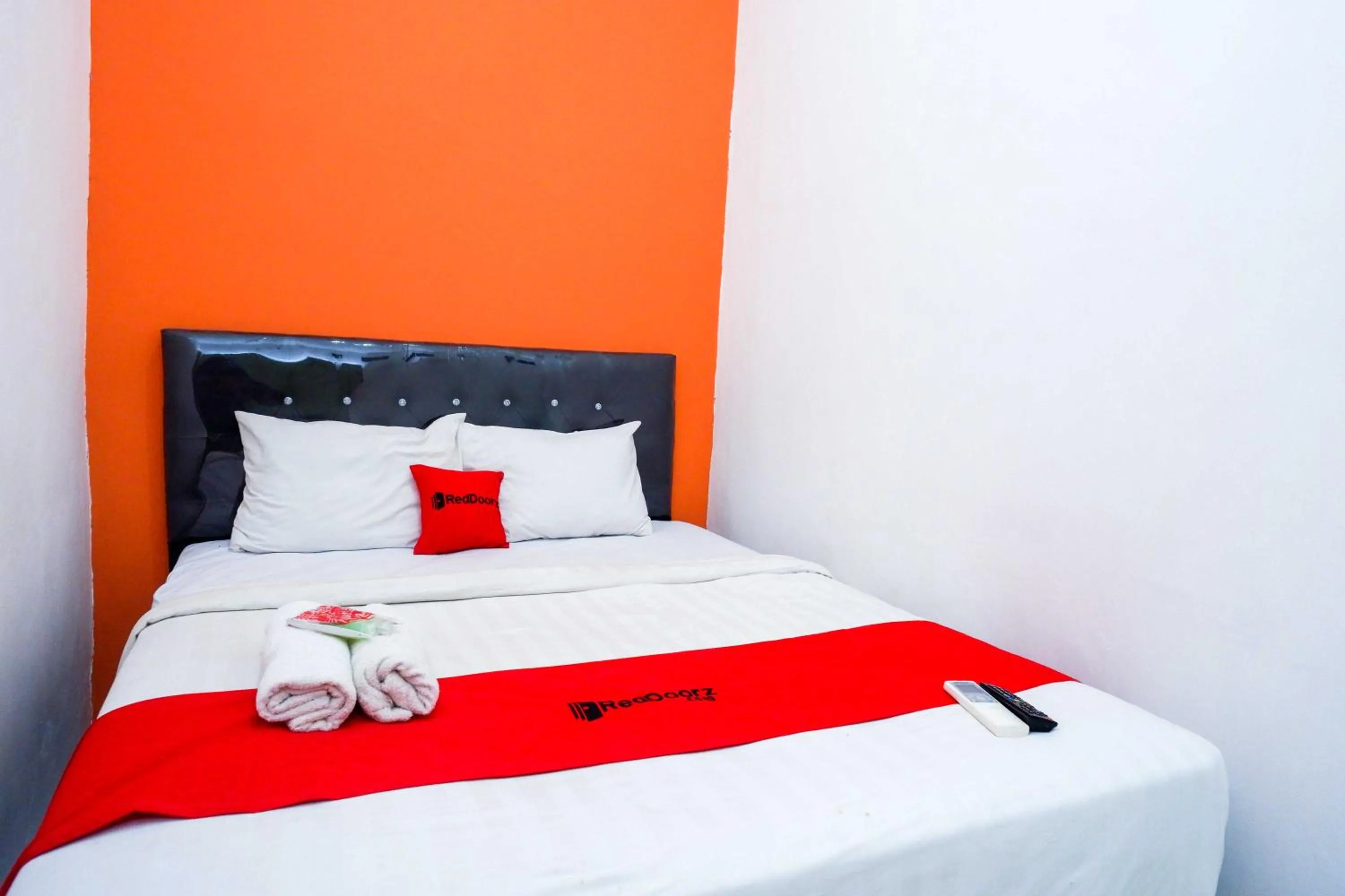 Bedroom, Bed in RedDoorz @ Kawasan Industri Candi Semarang