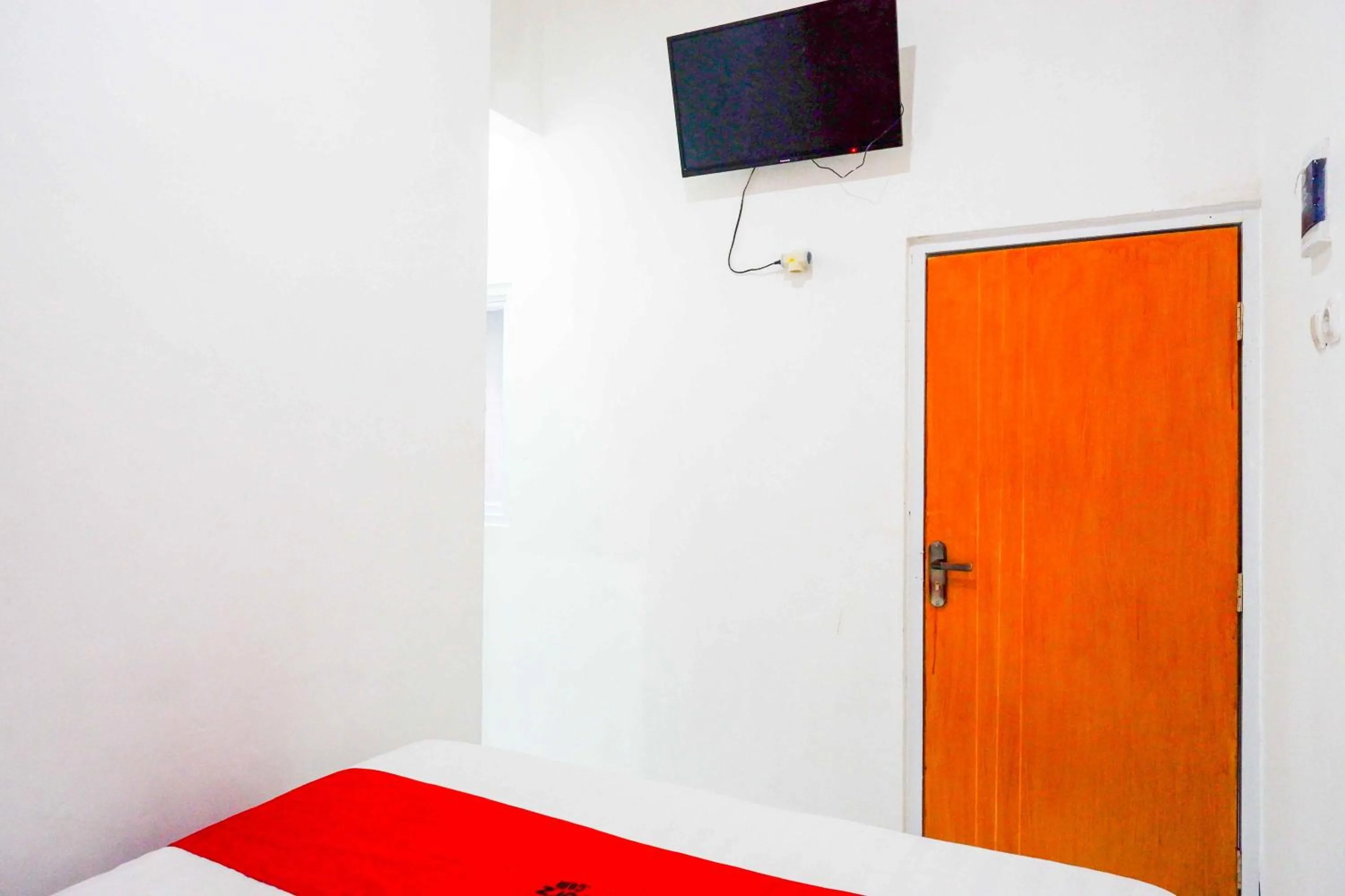 Communal lounge/ TV room, Bed in RedDoorz @ Kawasan Industri Candi Semarang