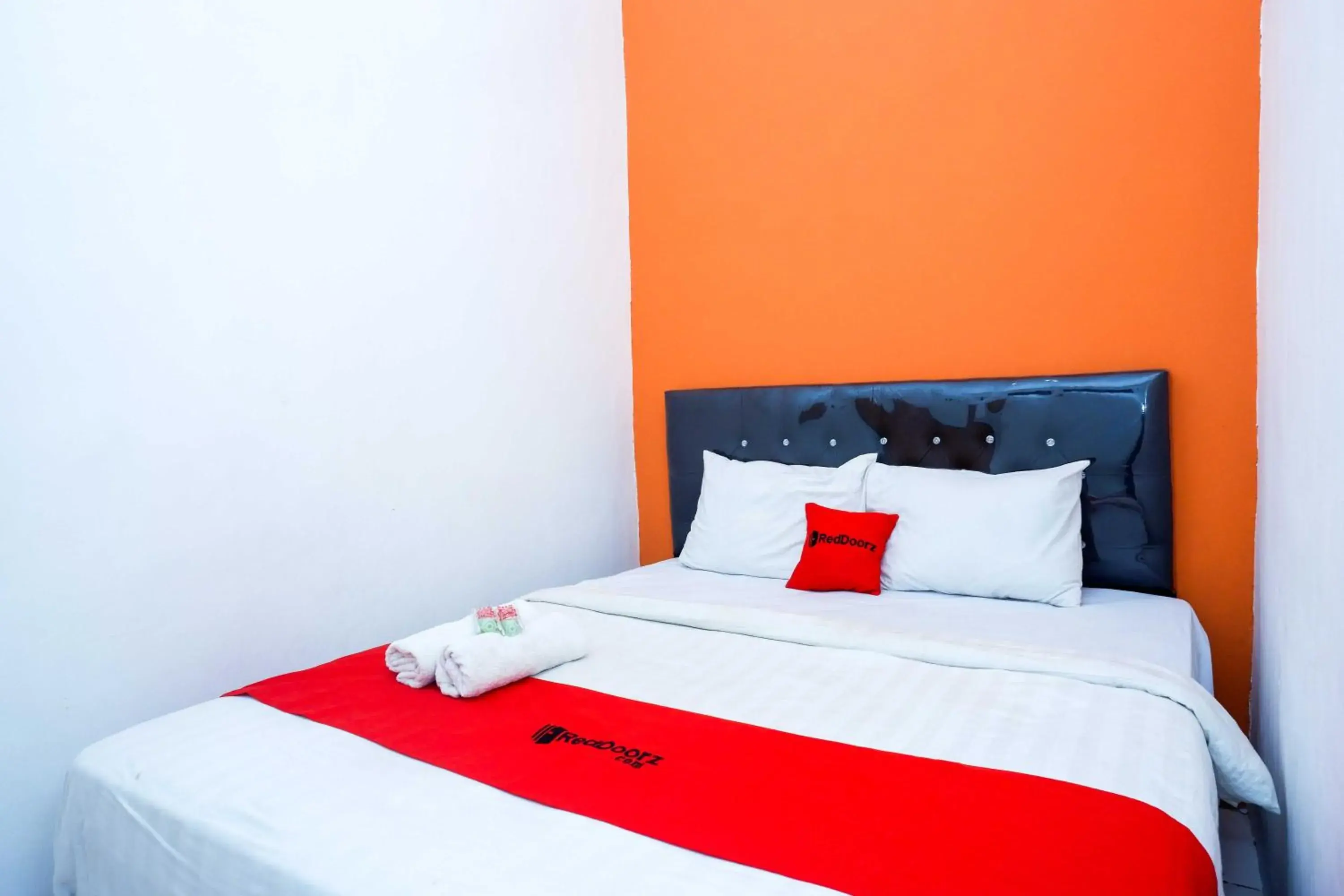 Double Room in RedDoorz @ Kawasan Industri Candi Semarang Double Room in RedDoorz @ Kawasan Industri Candi Semarang