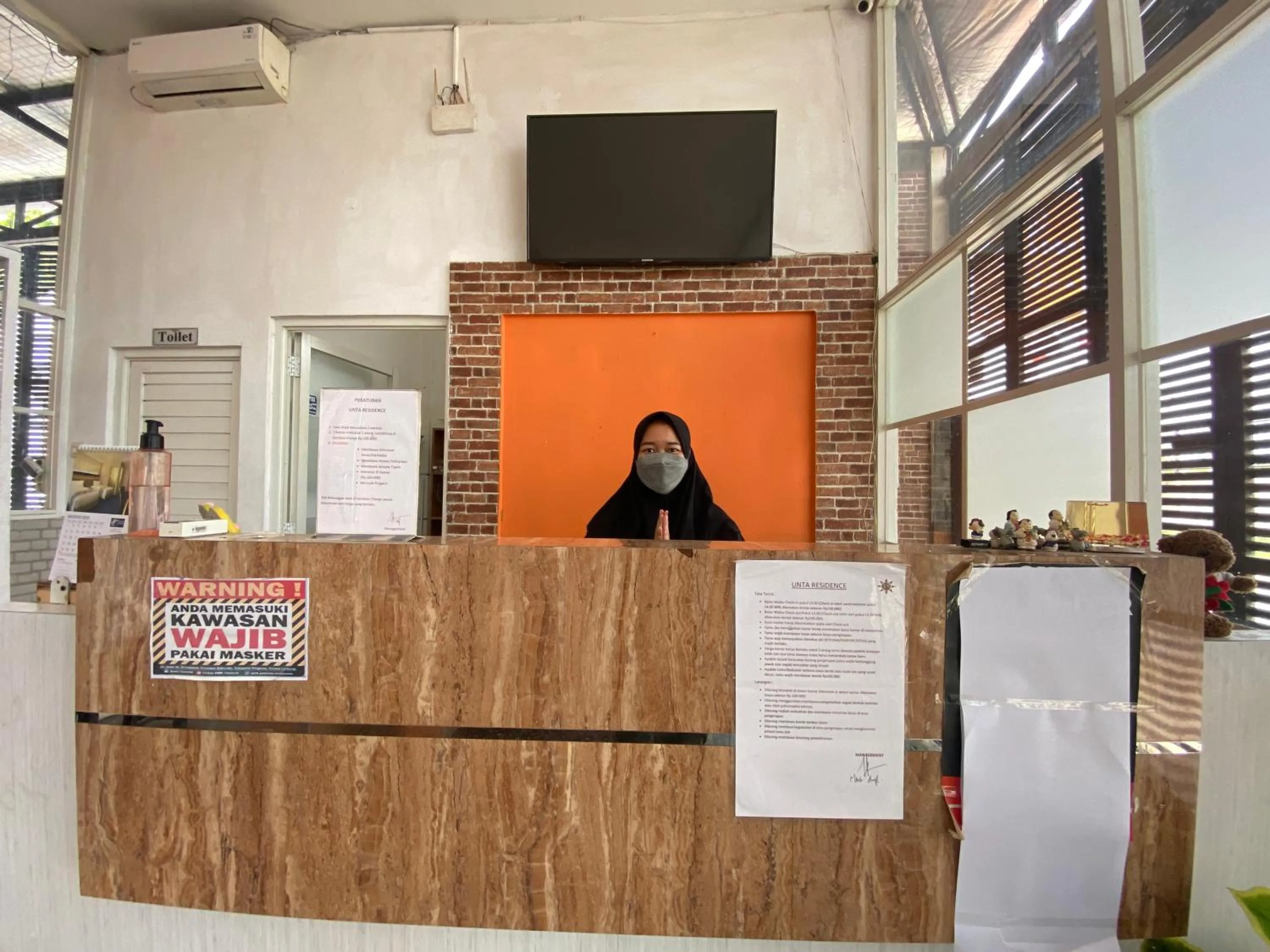 Lobby or reception in RedDoorz At Kartini Residence Semarang