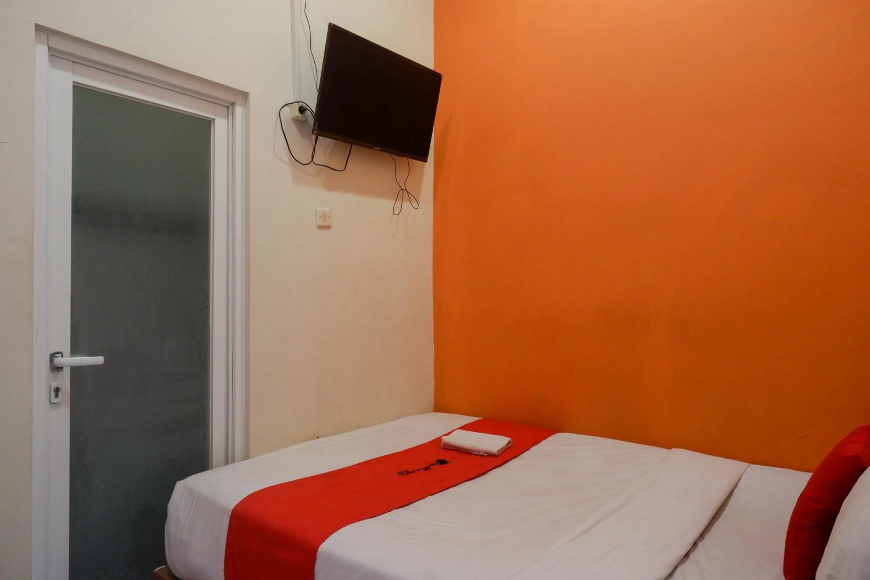 Bedroom, Bed in RedDoorz near Majapahit Semarang 2