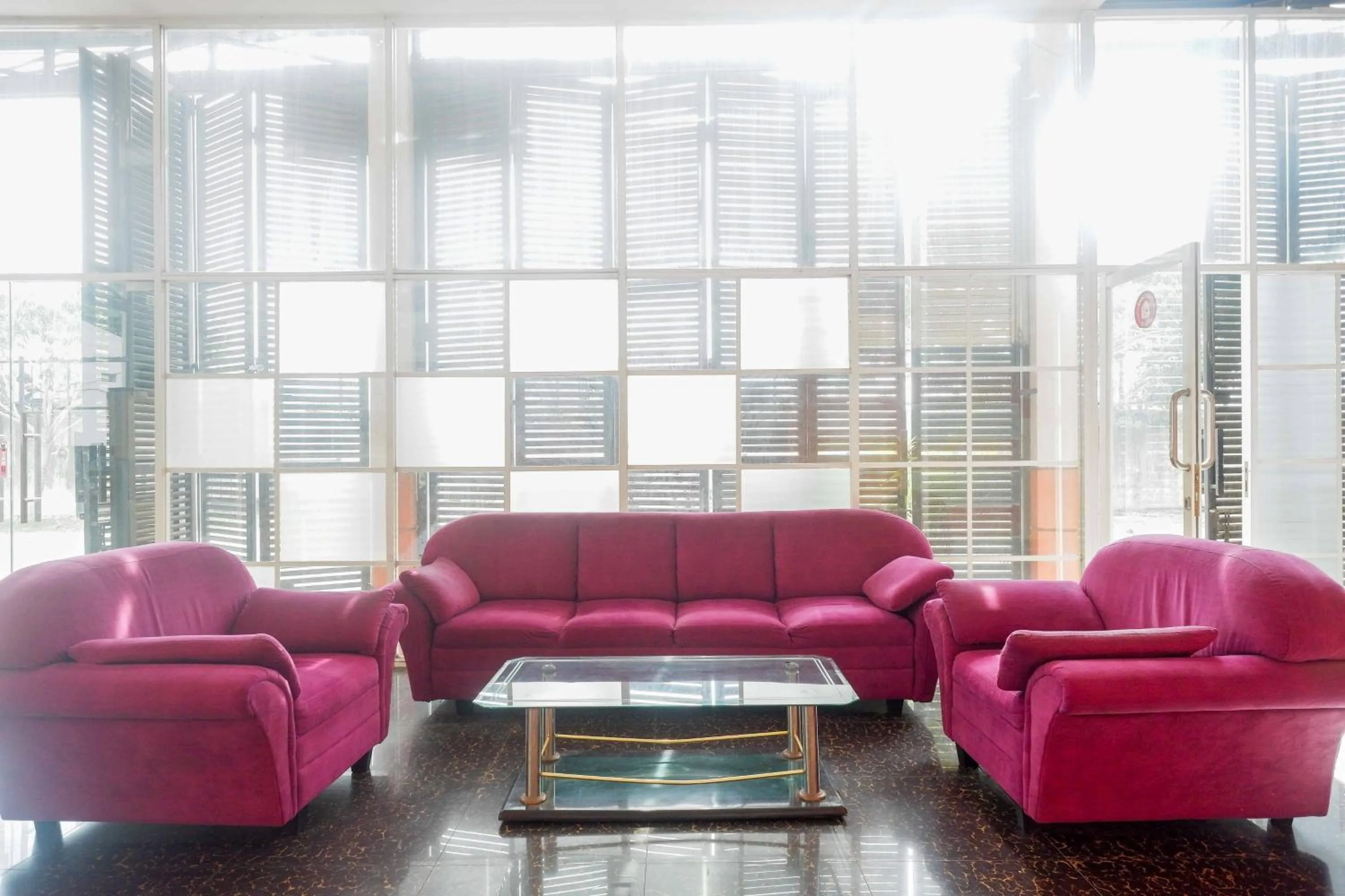 Seating area in RedDoorz near Majapahit Semarang 2