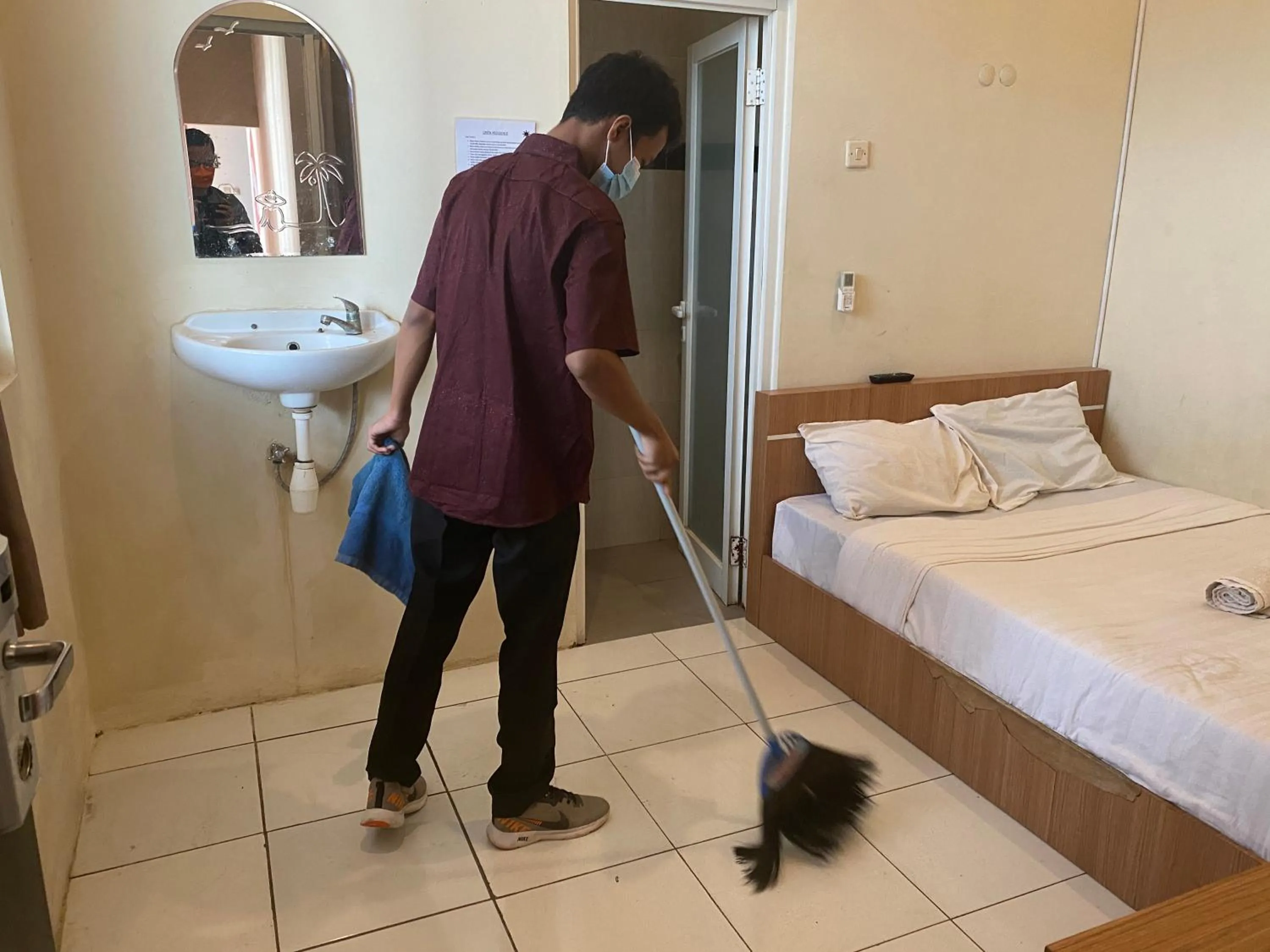 People, Bed in RedDoorz At Kartini Residence Semarang