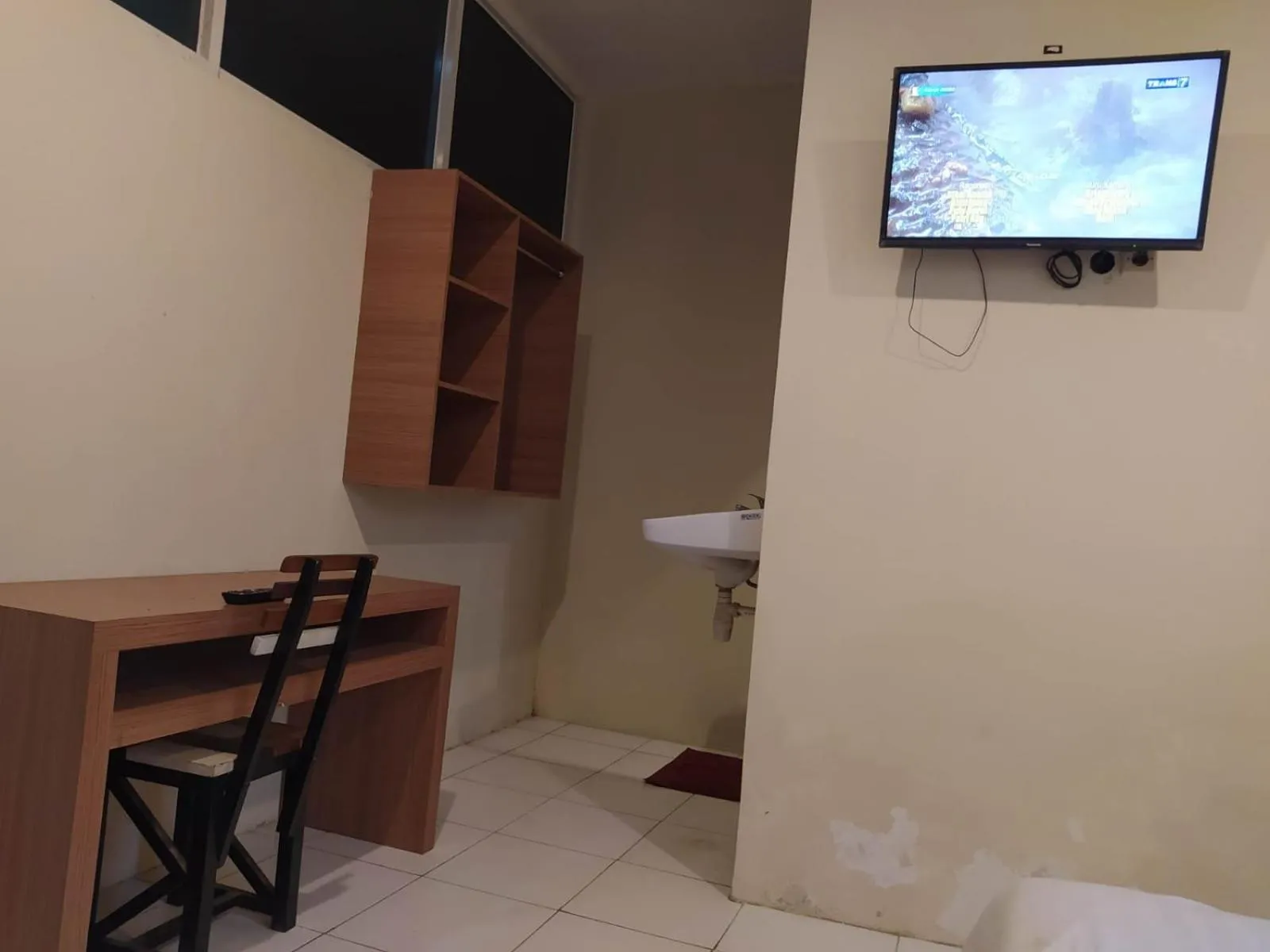 TV and multimedia in RedDoorz At Kartini Residence Semarang