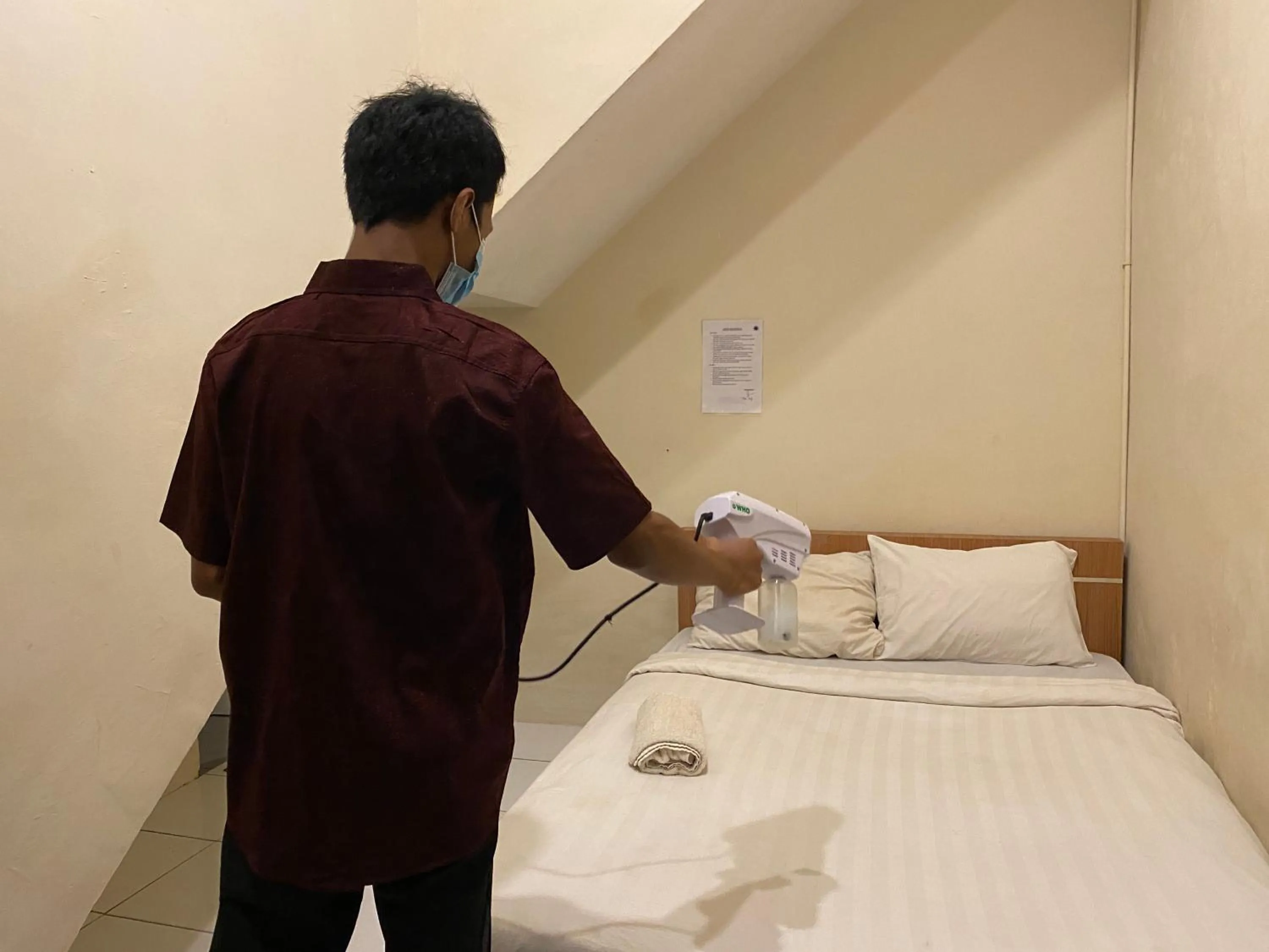 Staff, Bed in RedDoorz At Kartini Residence Semarang