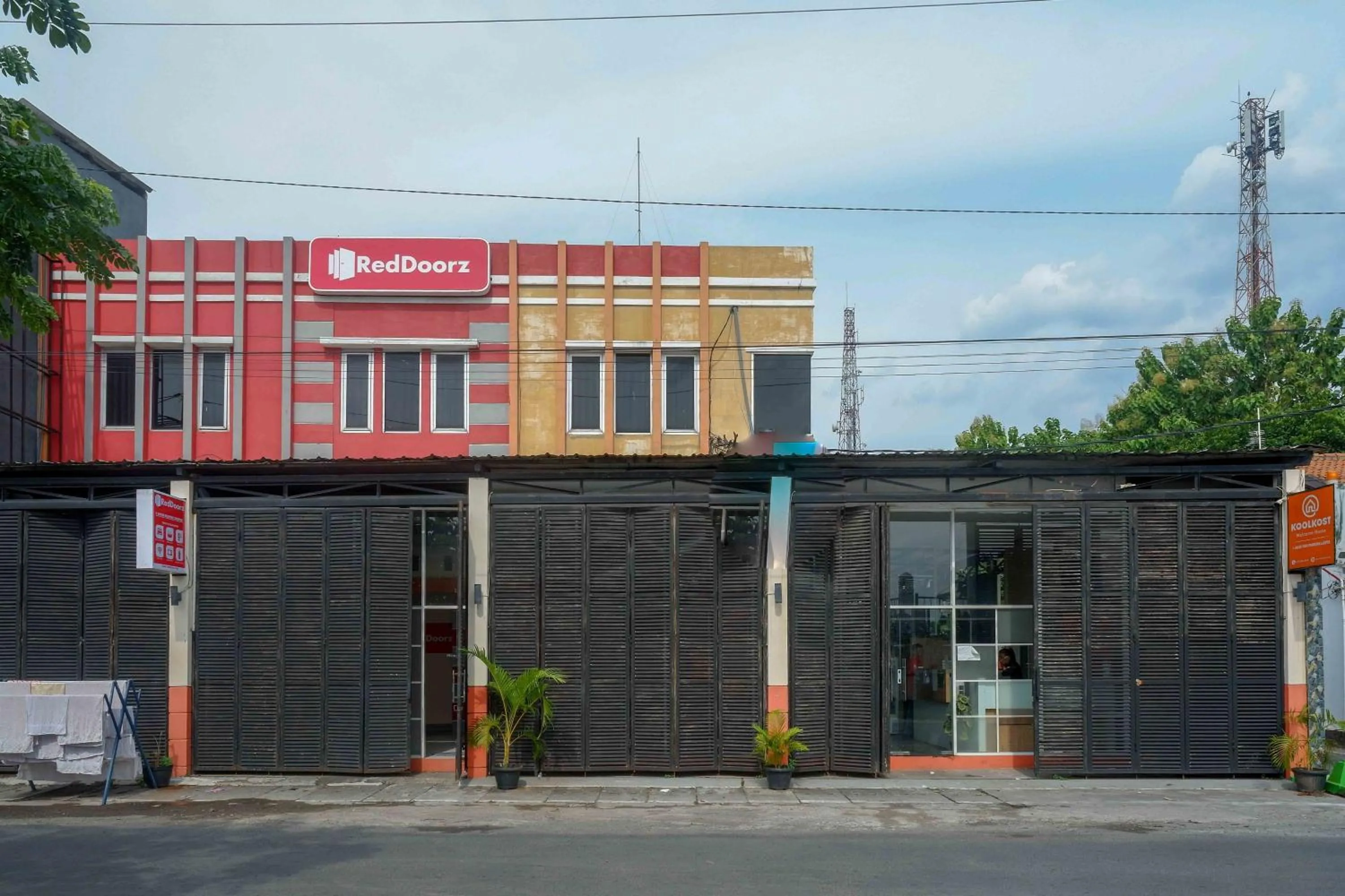 Facade/entrance in RedDoorz near Majapahit Semarang 2