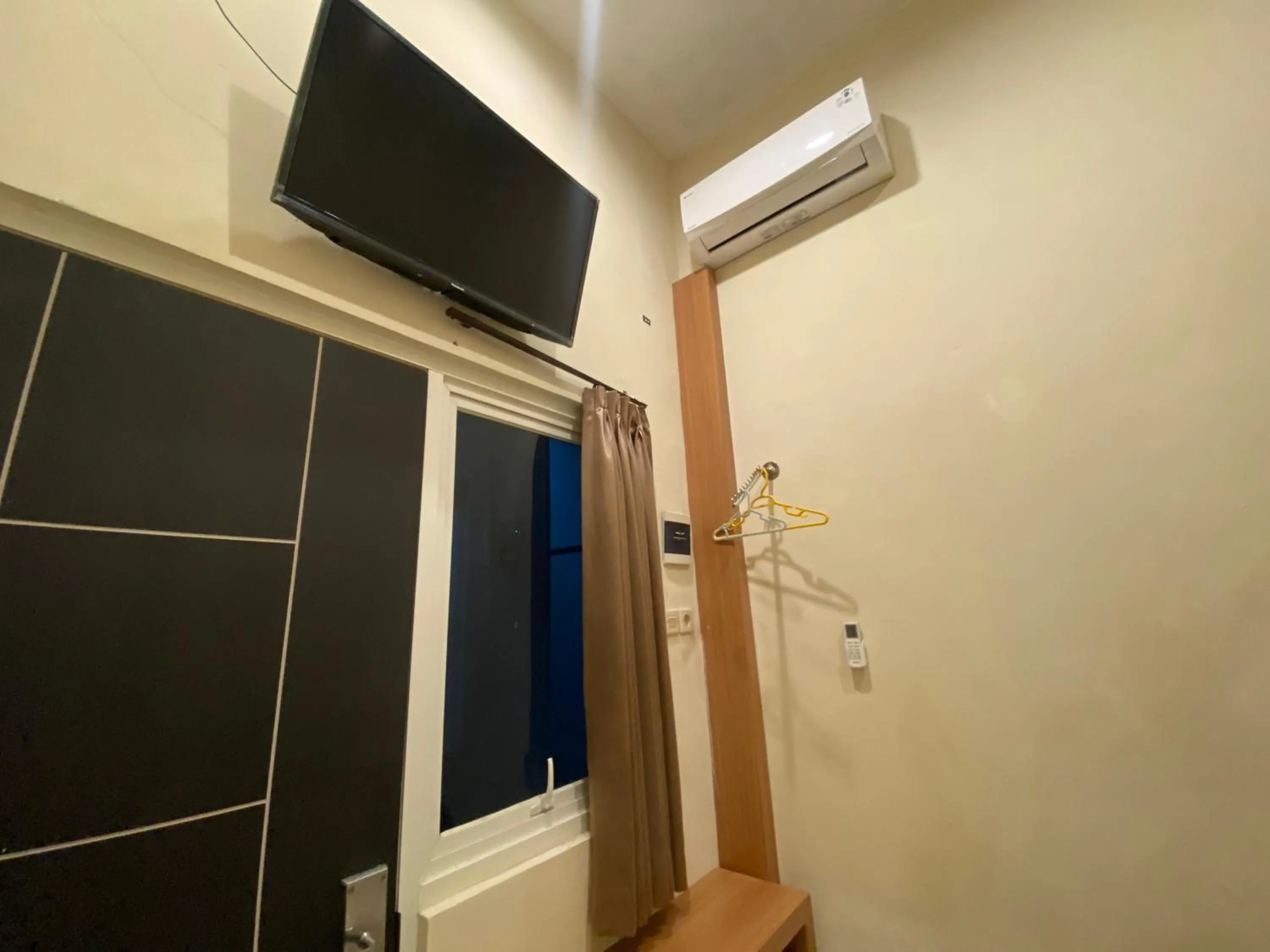 TV and multimedia in RedDoorz At Kartini Residence Semarang