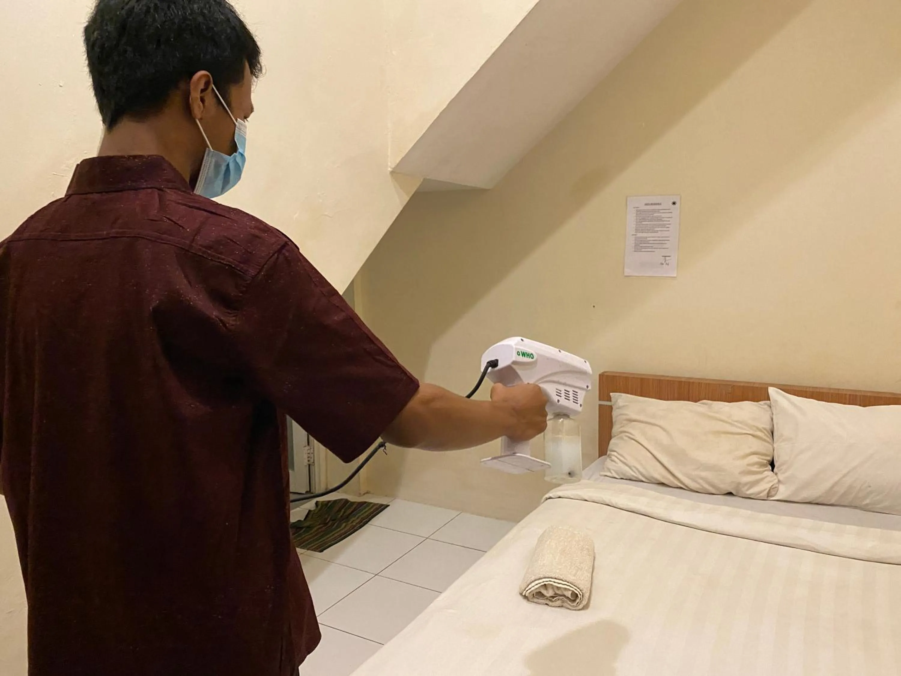 Staff, Bed in RedDoorz At Kartini Residence Semarang