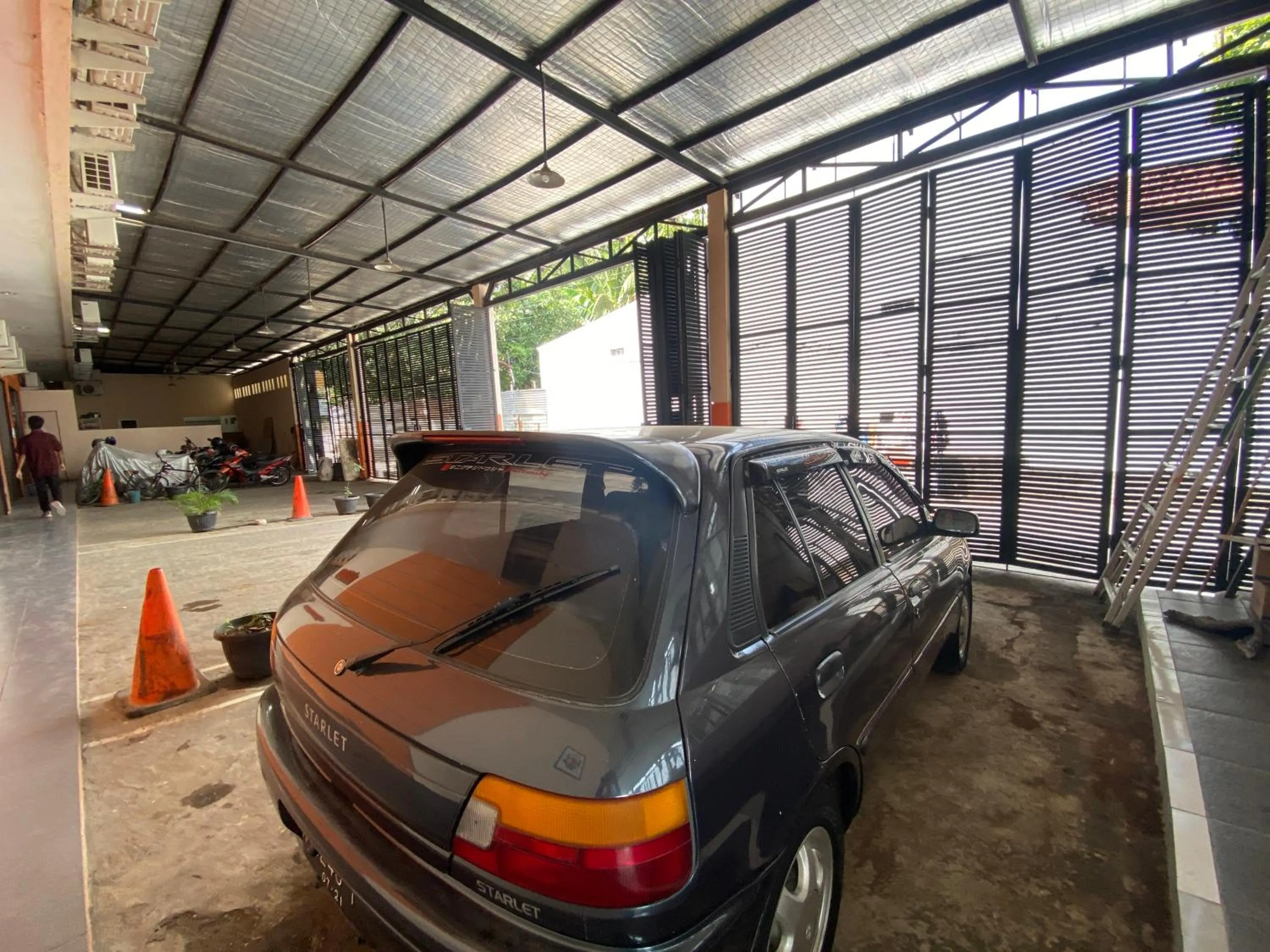 Parking in RedDoorz At Kartini Residence Semarang