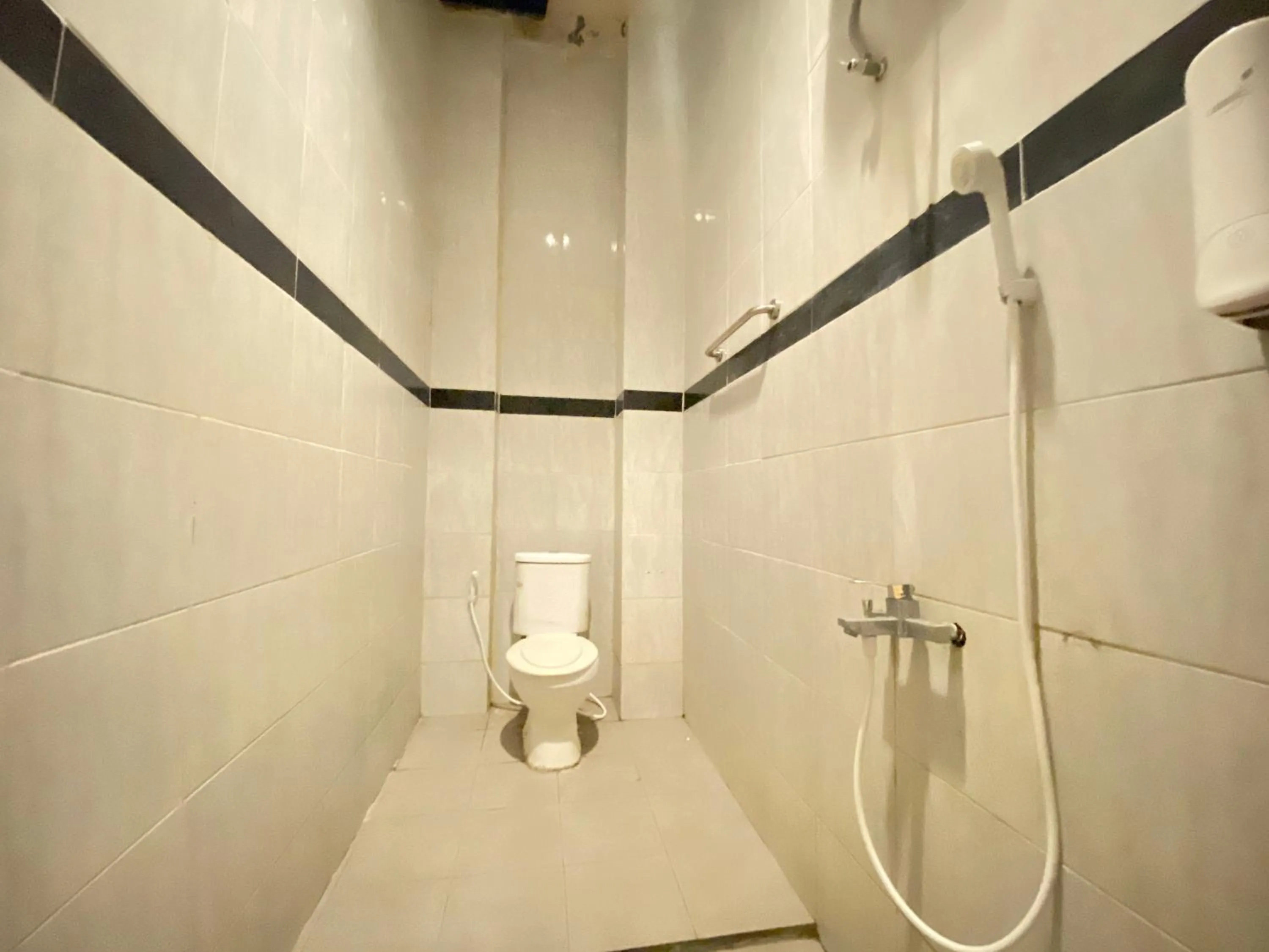 Bathroom in RedDoorz At Kartini Residence Semarang