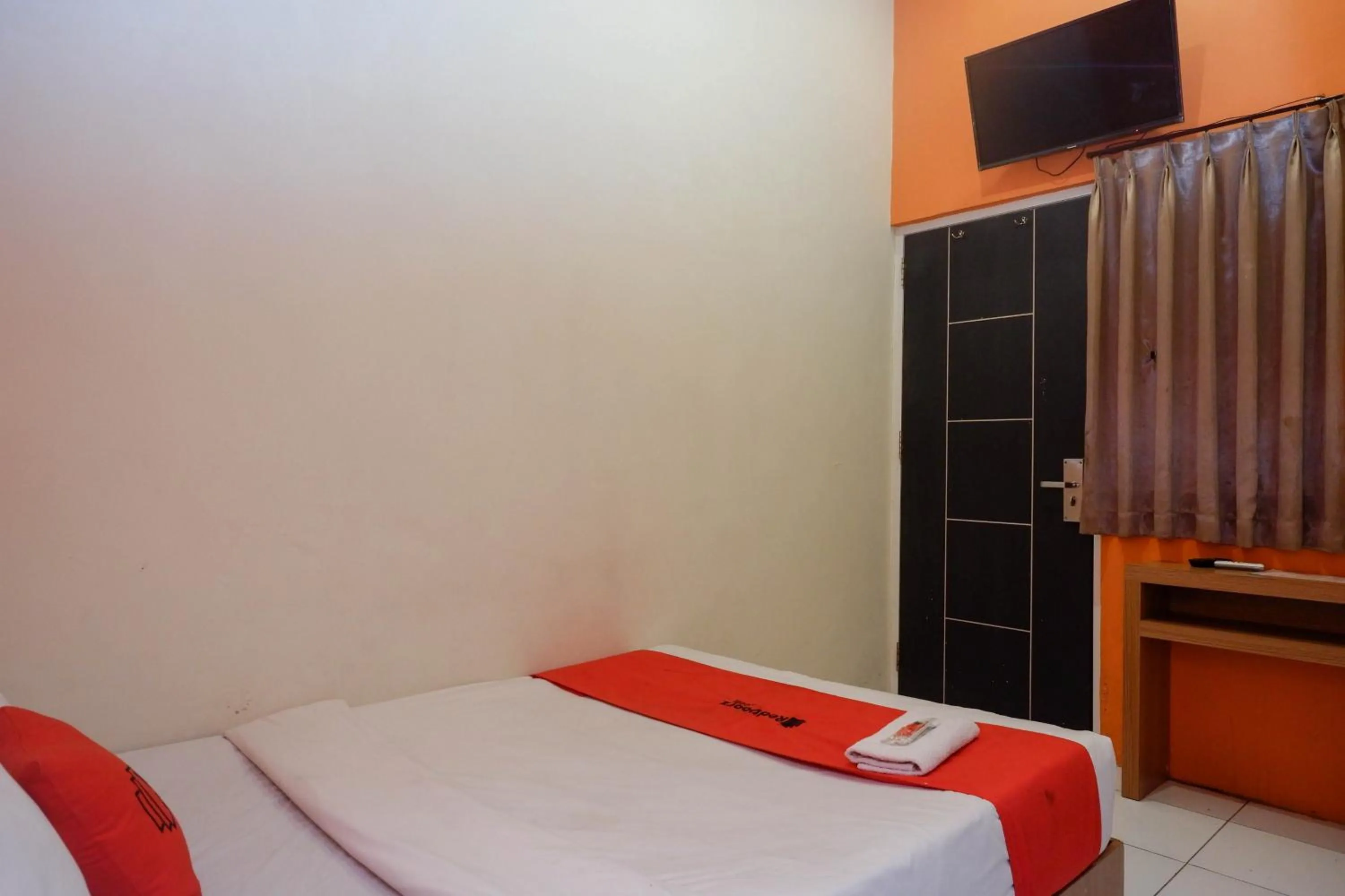 Bedroom, Bed in RedDoorz near Majapahit Semarang 2