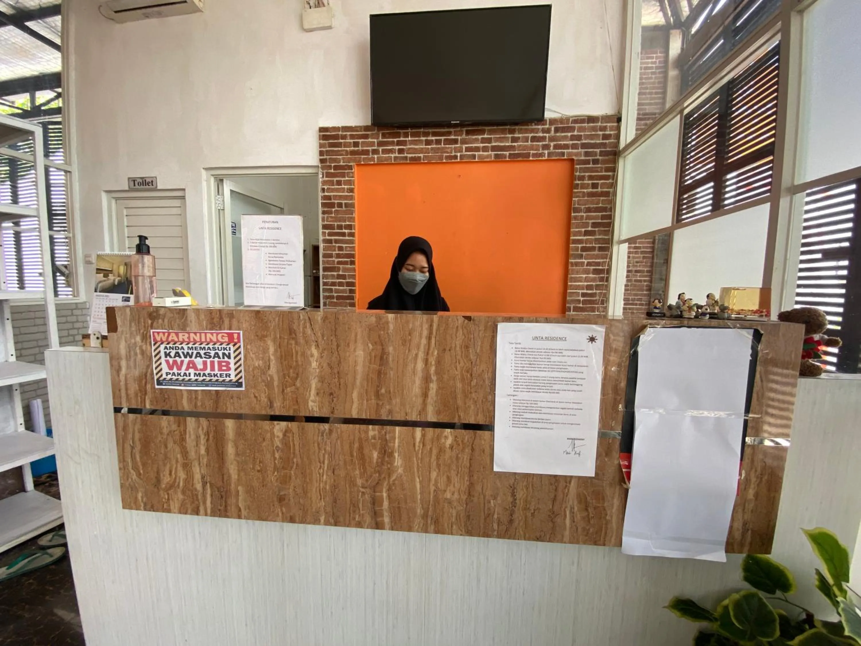 Lobby or reception in RedDoorz At Kartini Residence Semarang