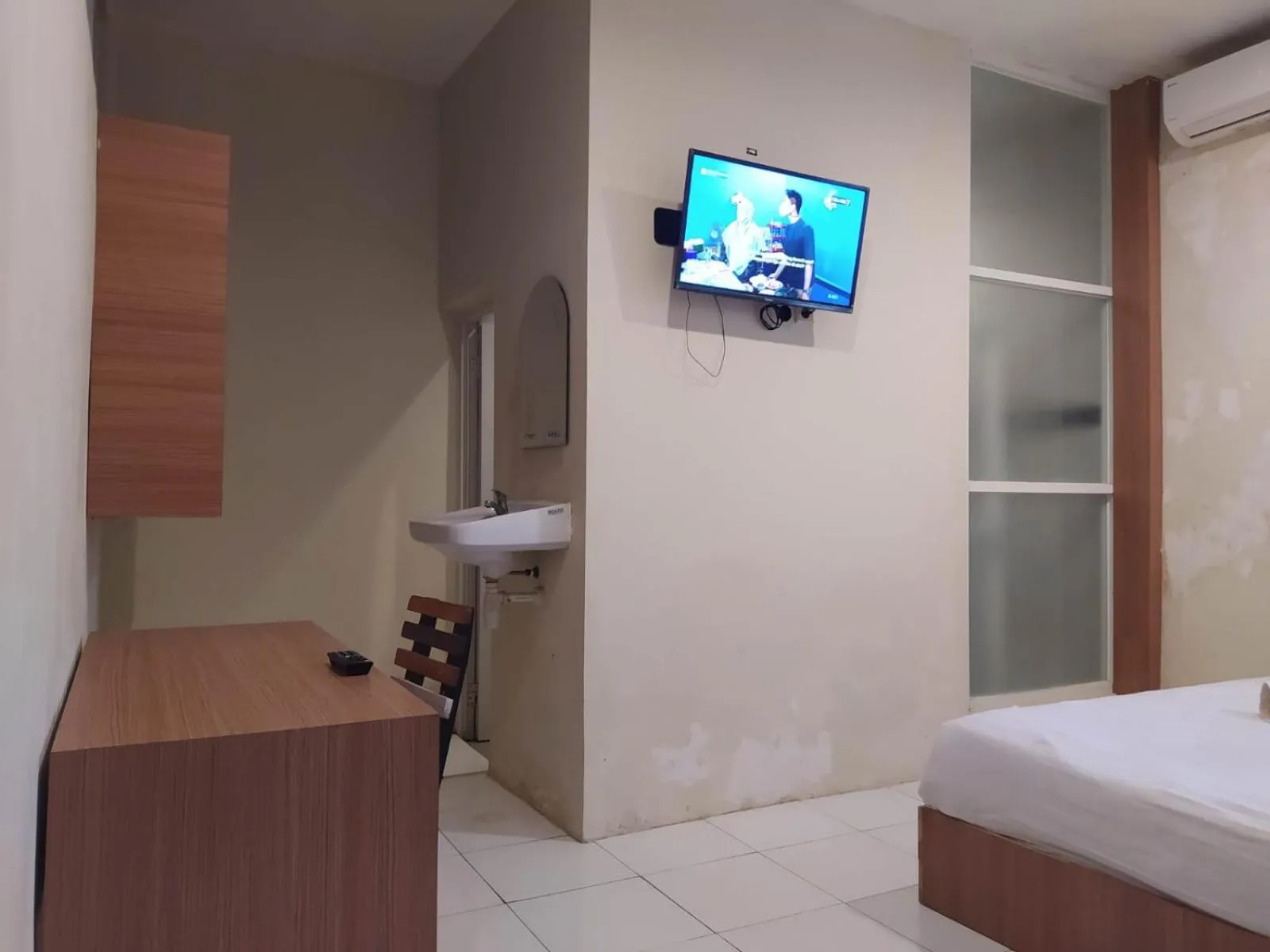 TV and multimedia, Bed in RedDoorz At Kartini Residence Semarang