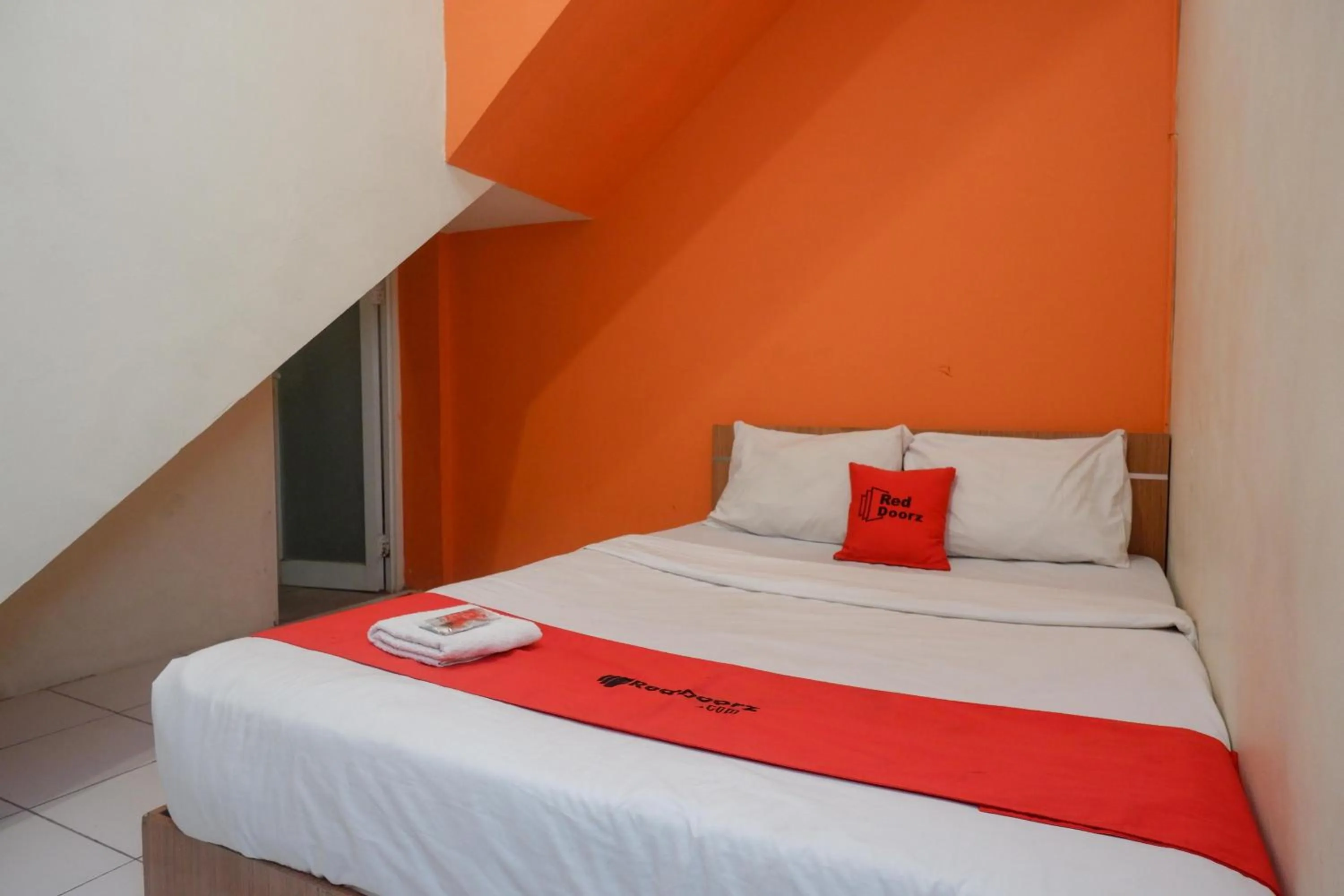 Bedroom, Bed in RedDoorz near Majapahit Semarang 2