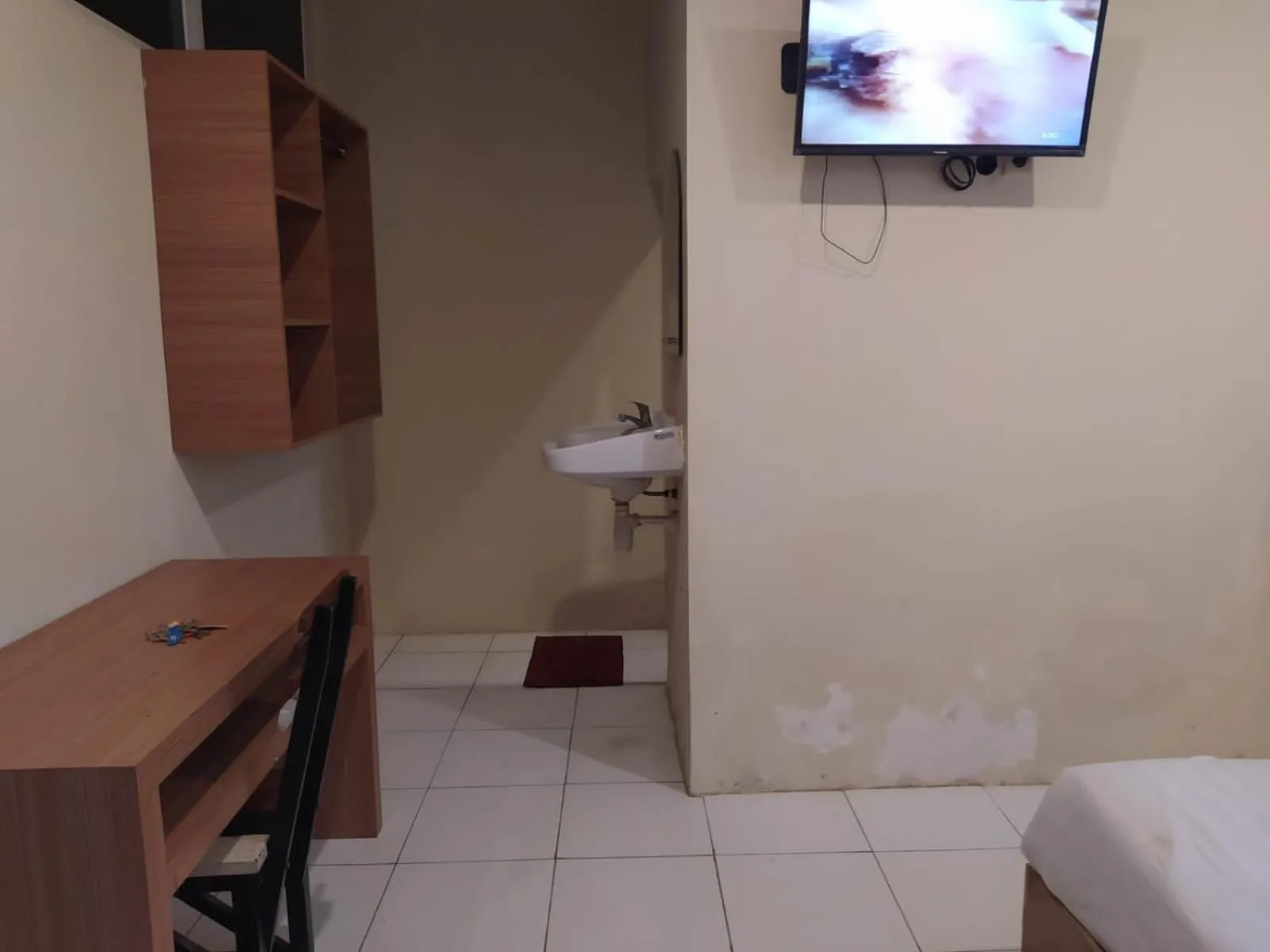 Bedroom in RedDoorz At Kartini Residence Semarang