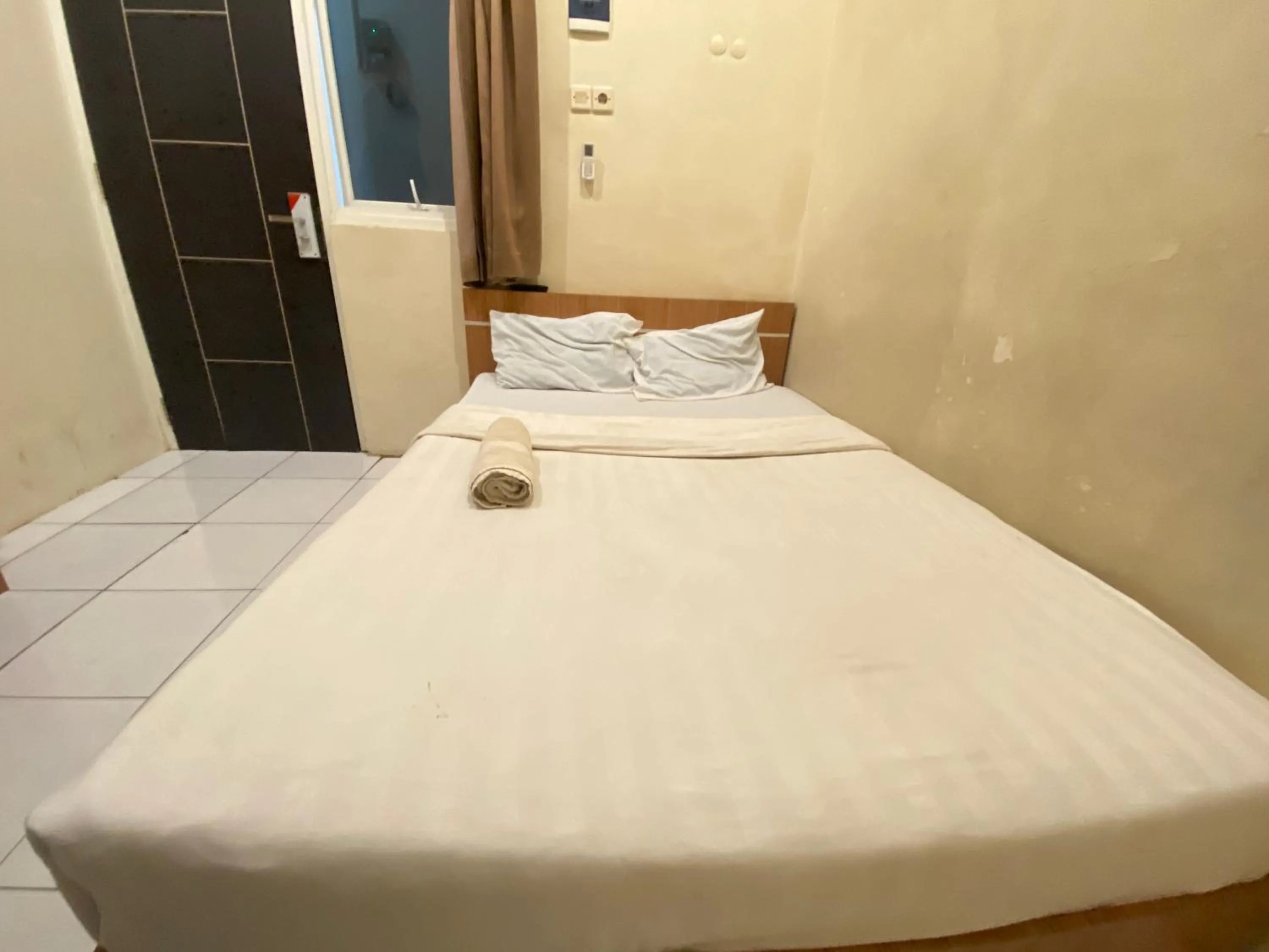 Bed in RedDoorz At Kartini Residence Semarang