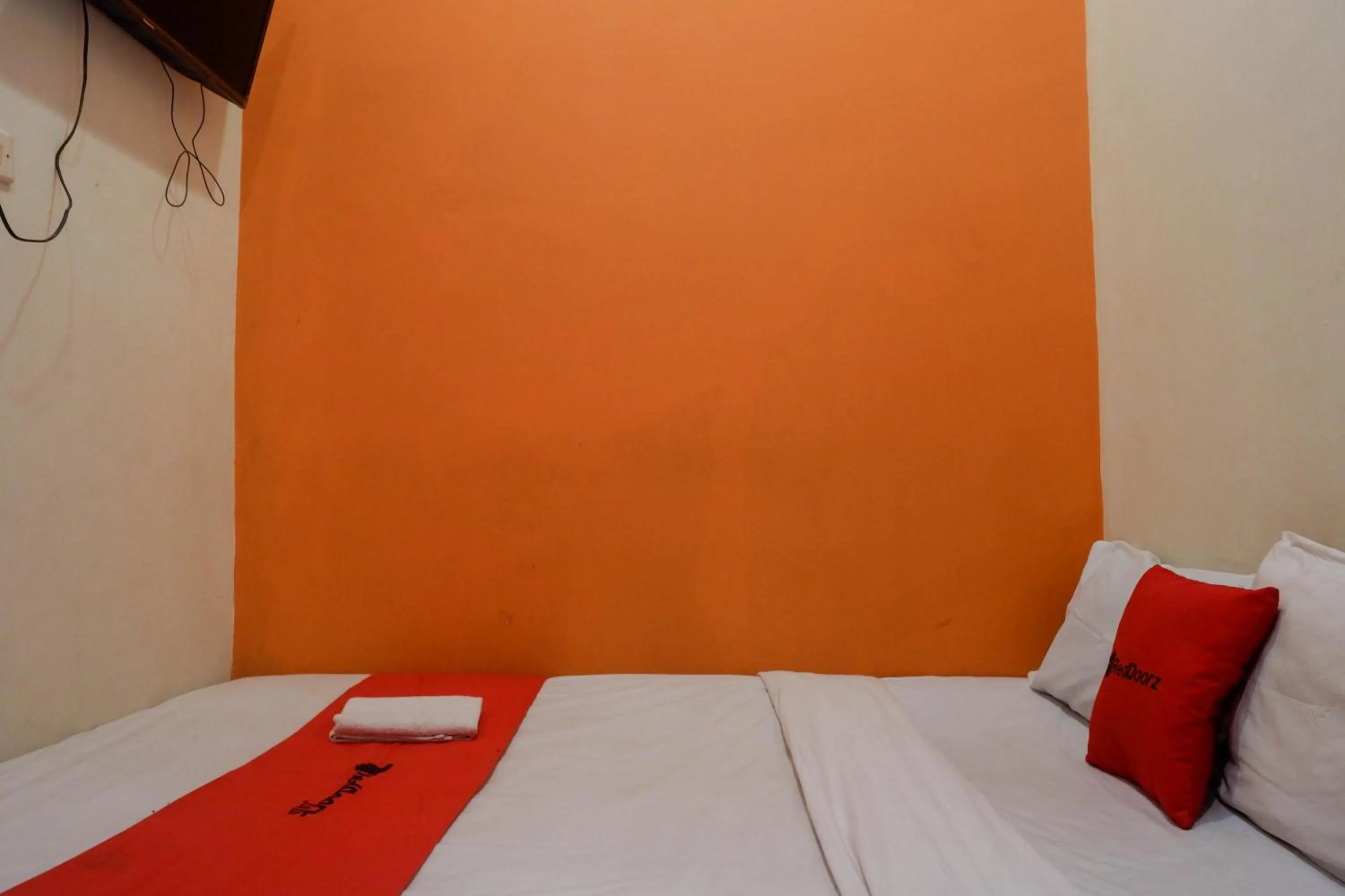 Bedroom, Bed in RedDoorz near Majapahit Semarang 2