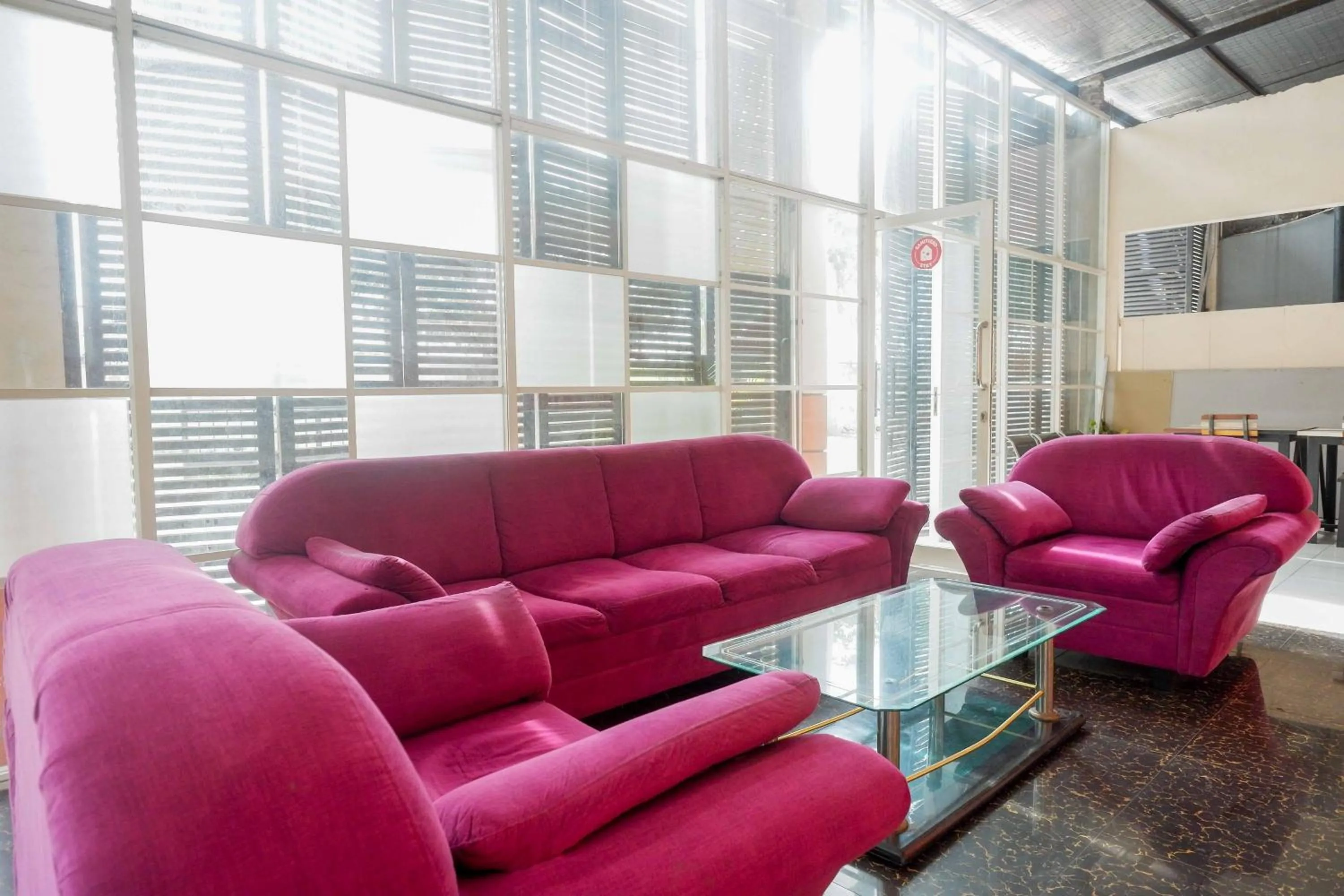 Seating area in RedDoorz near Majapahit Semarang 2