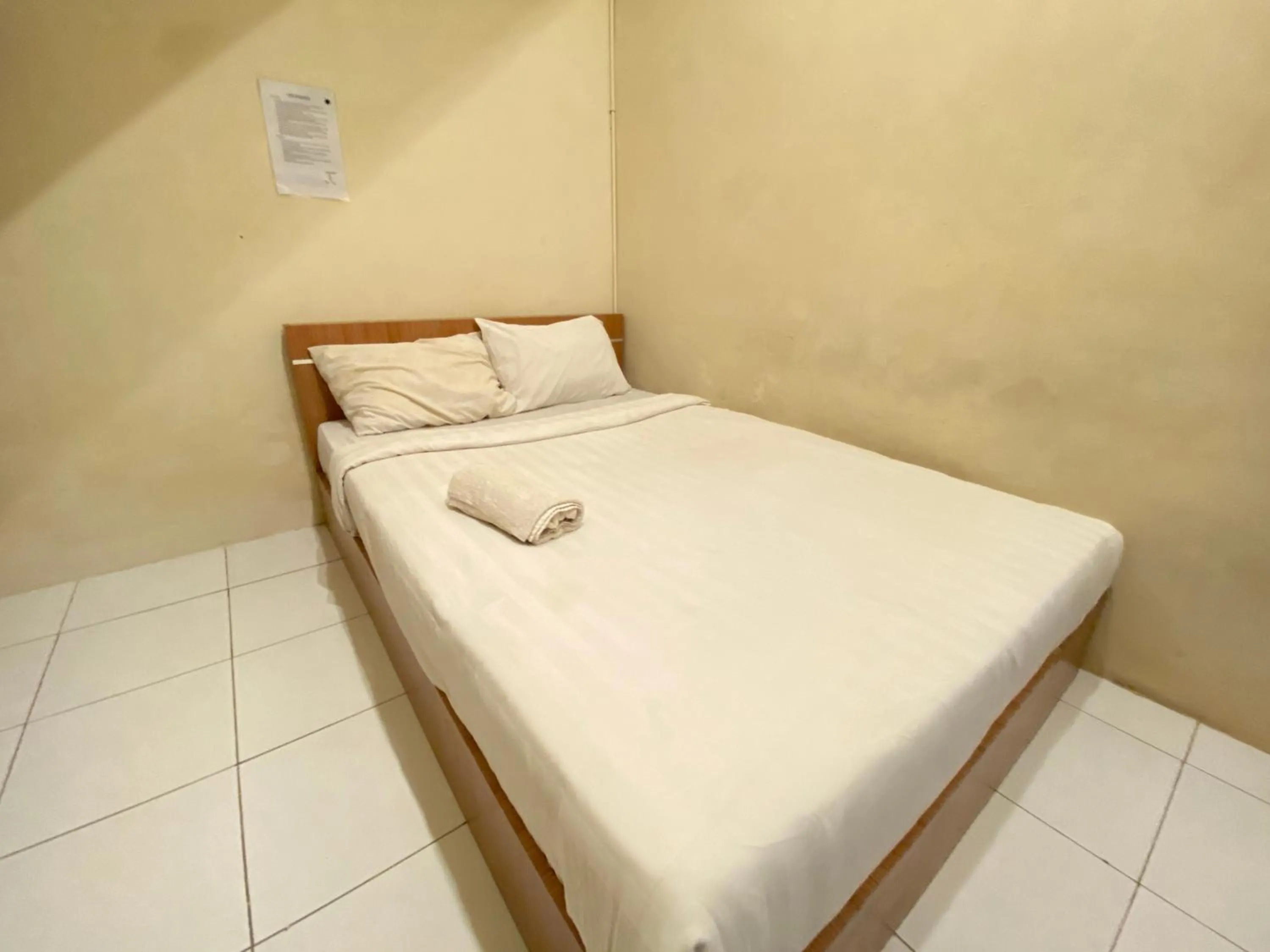 Bed in RedDoorz At Kartini Residence Semarang