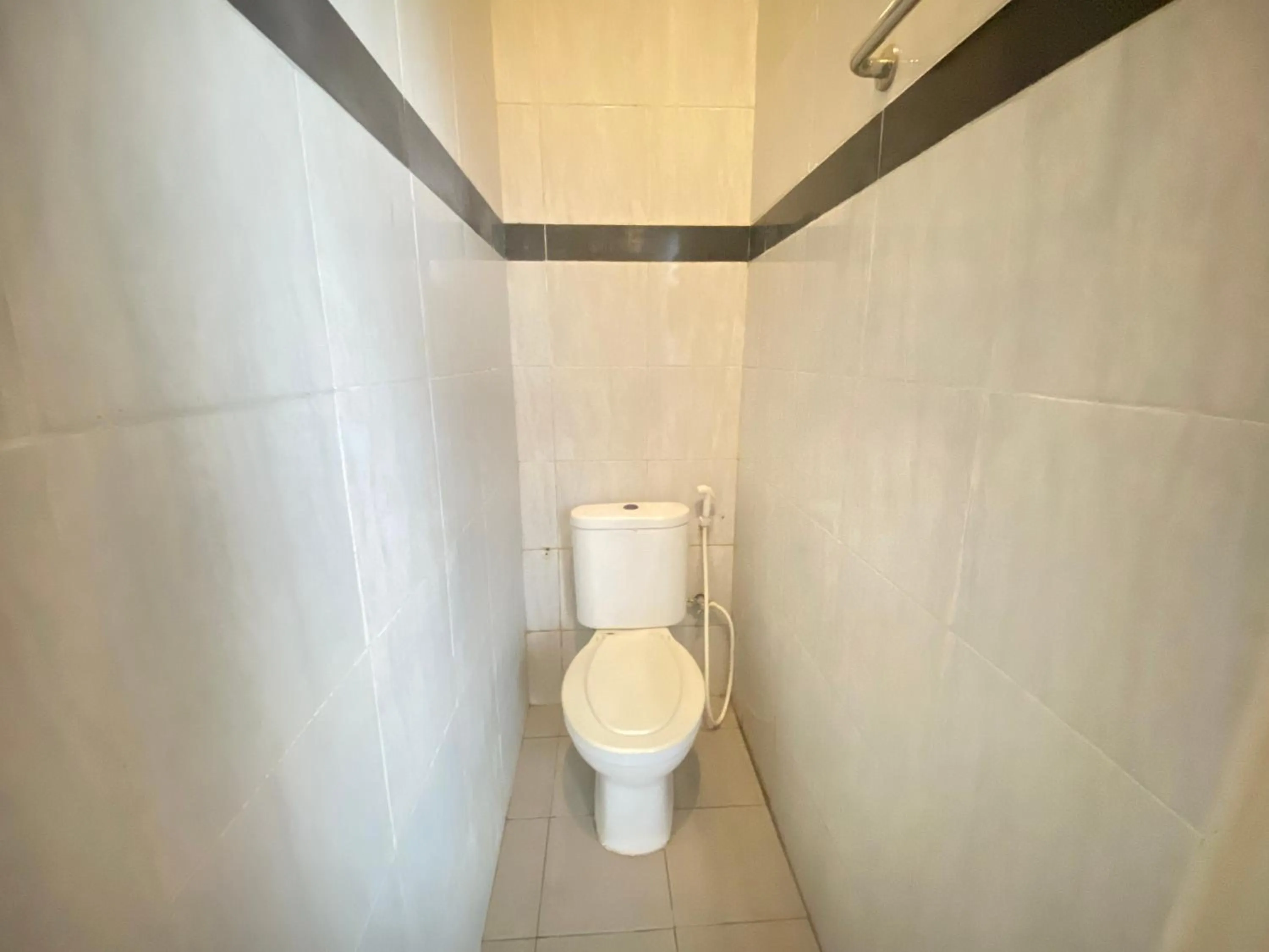 Bathroom in RedDoorz At Kartini Residence Semarang