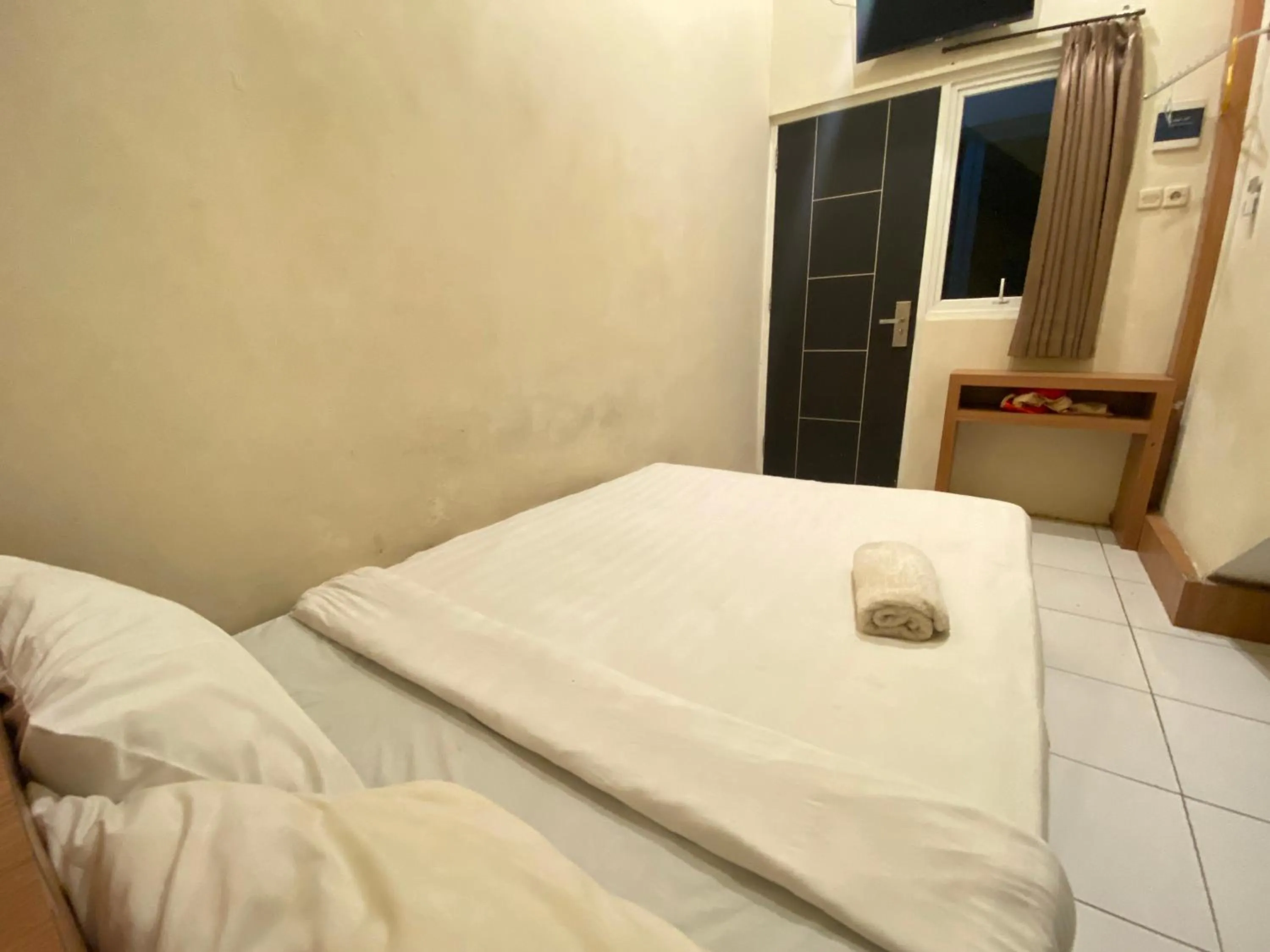 Bed in RedDoorz At Kartini Residence Semarang