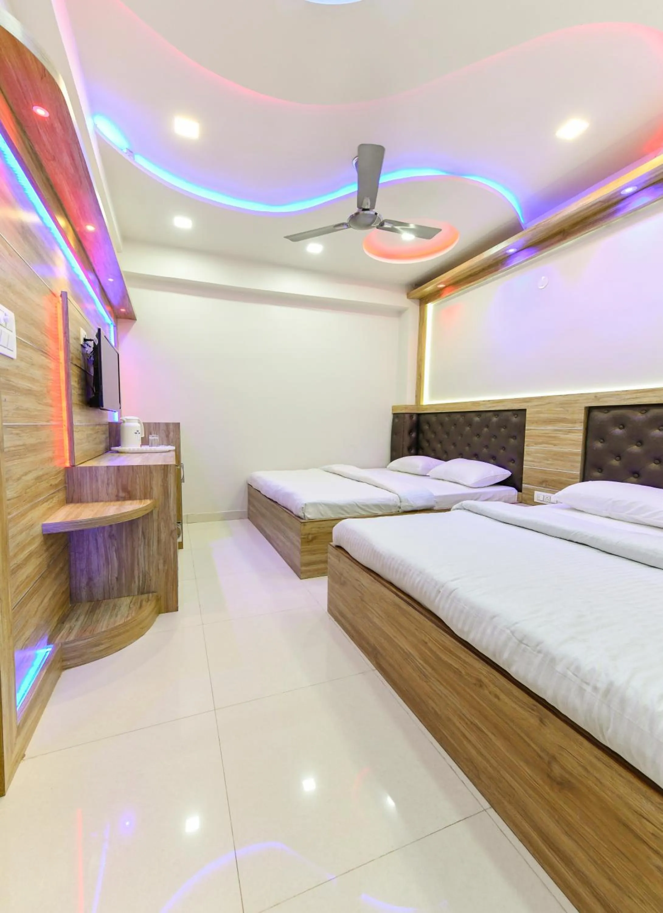 Photo of the whole room, Bed in HN Palace Homestay