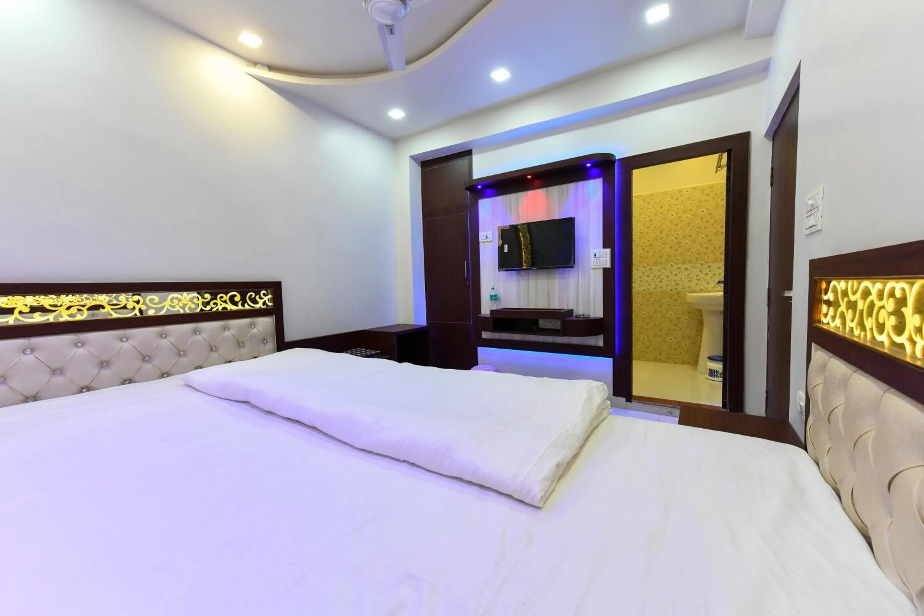 Photo of the whole room, Bed in HN Palace Homestay