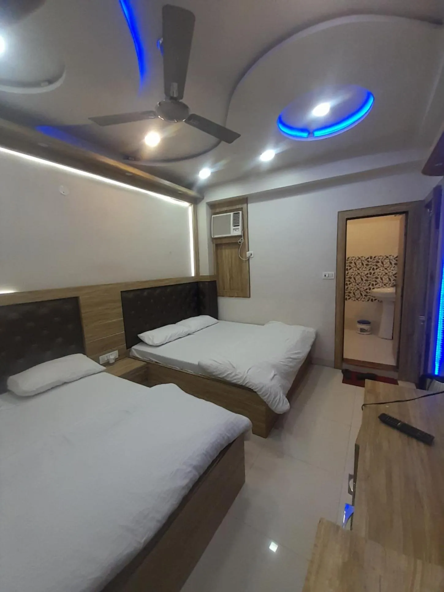 Photo of the whole room, Bed in HN Palace Homestay