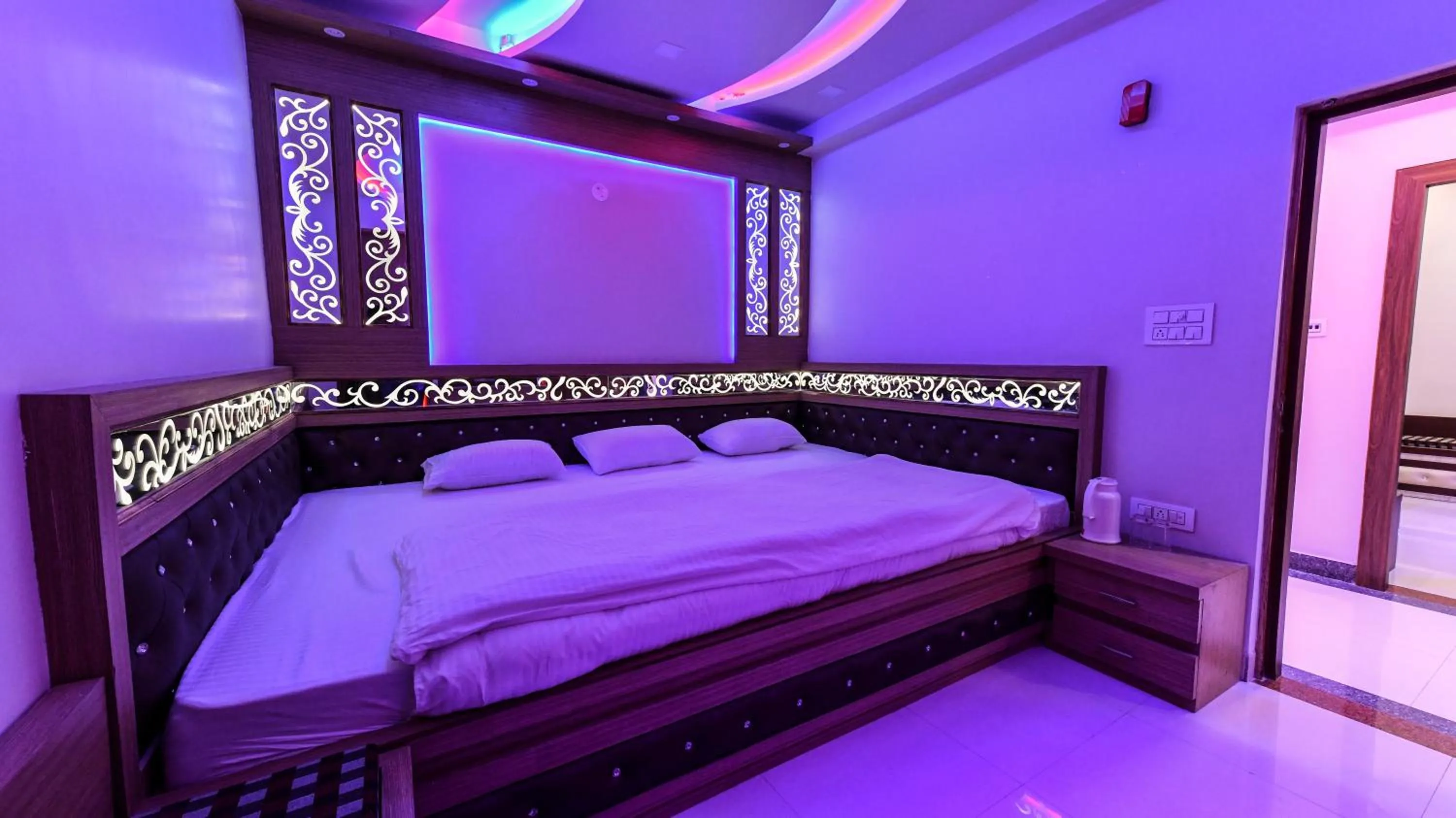 Photo of the whole room, Bed in HN Palace Homestay