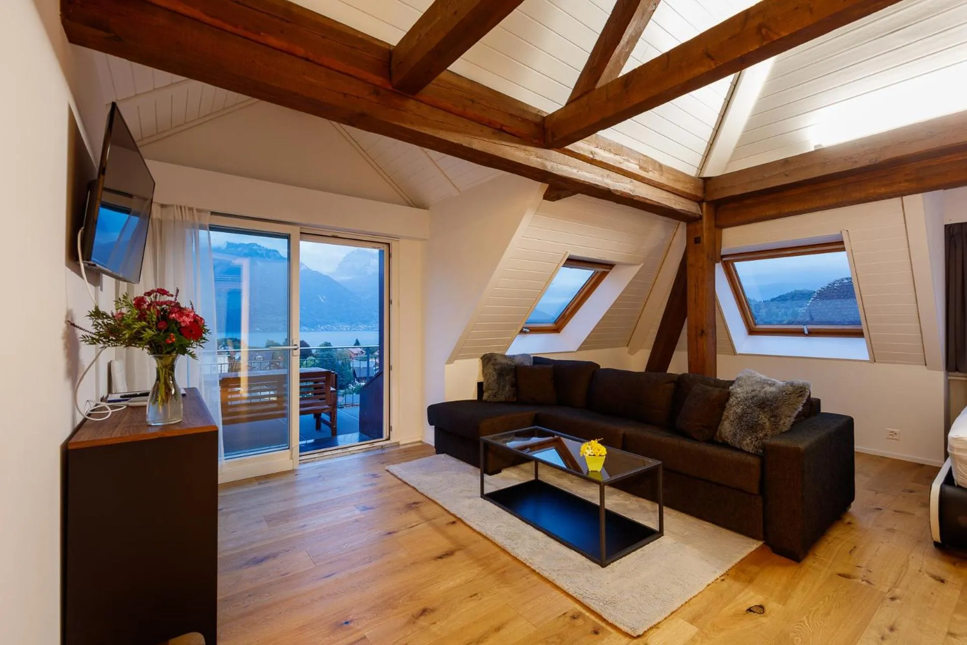 TV and multimedia in BERG & BERG APARTMENTS - Spiez Self-Check-in