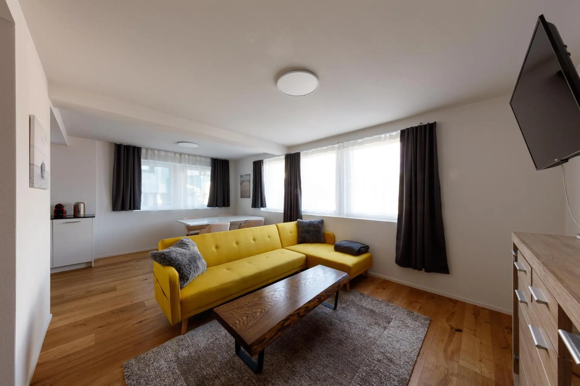 TV and multimedia in BERG & BERG APARTMENTS - Spiez Self-Check-in