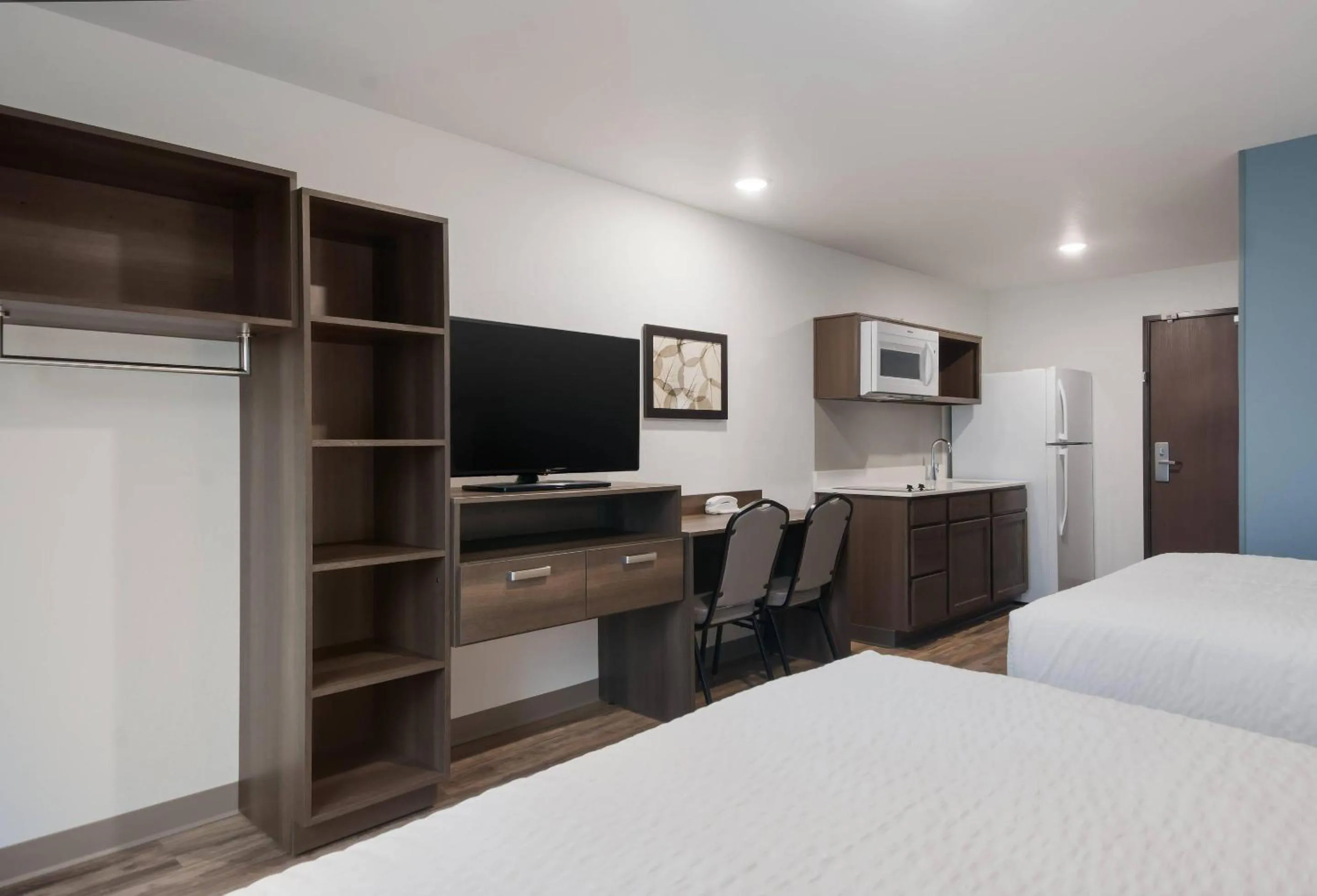 Bedroom, Bed in WoodSpring Suites Tampa Airport North Veterans Expressway