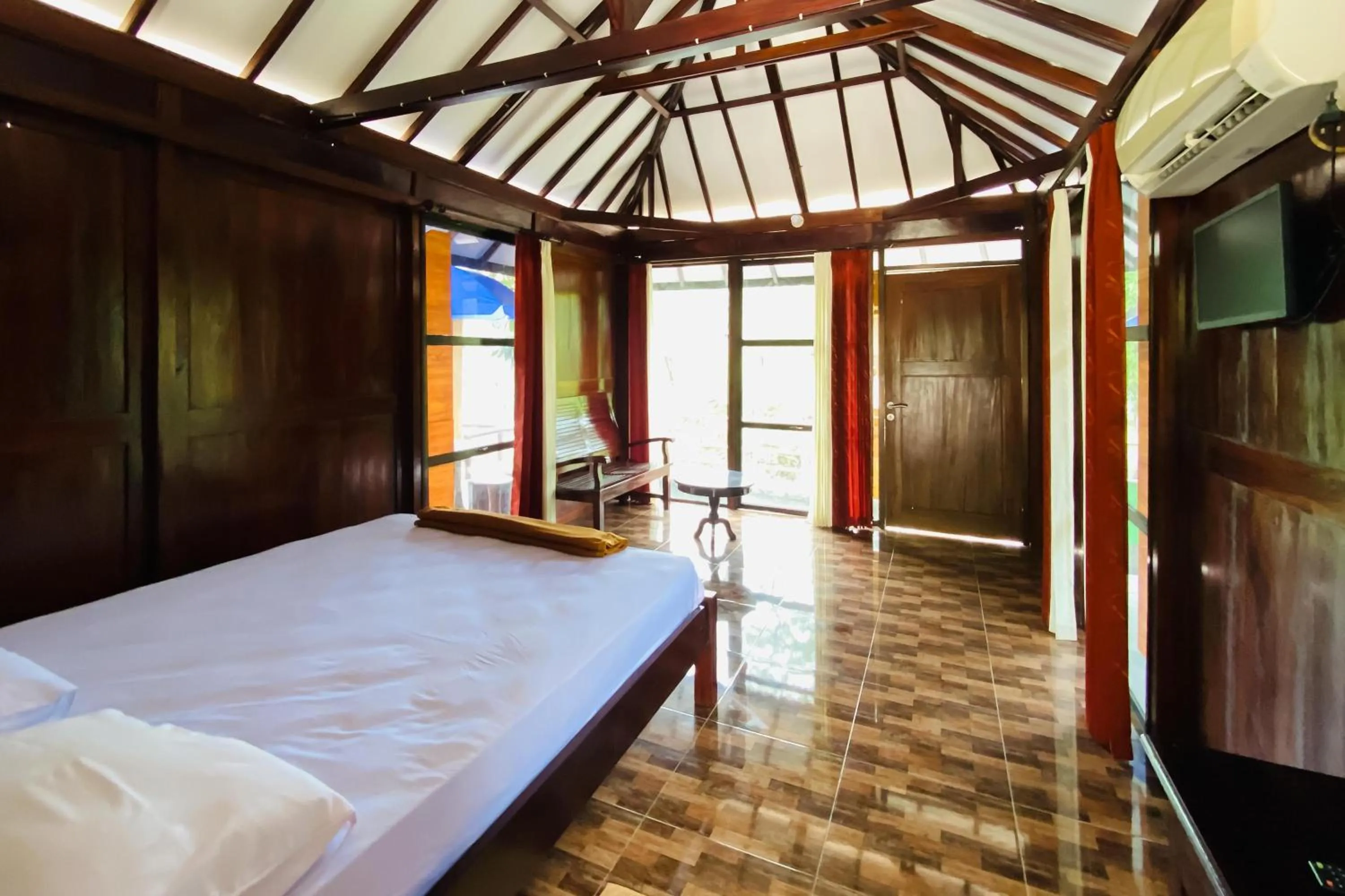 Bedroom, Bed in Hotel dan Gazebo Syariah Pinggir Kali Prigen RedPartner