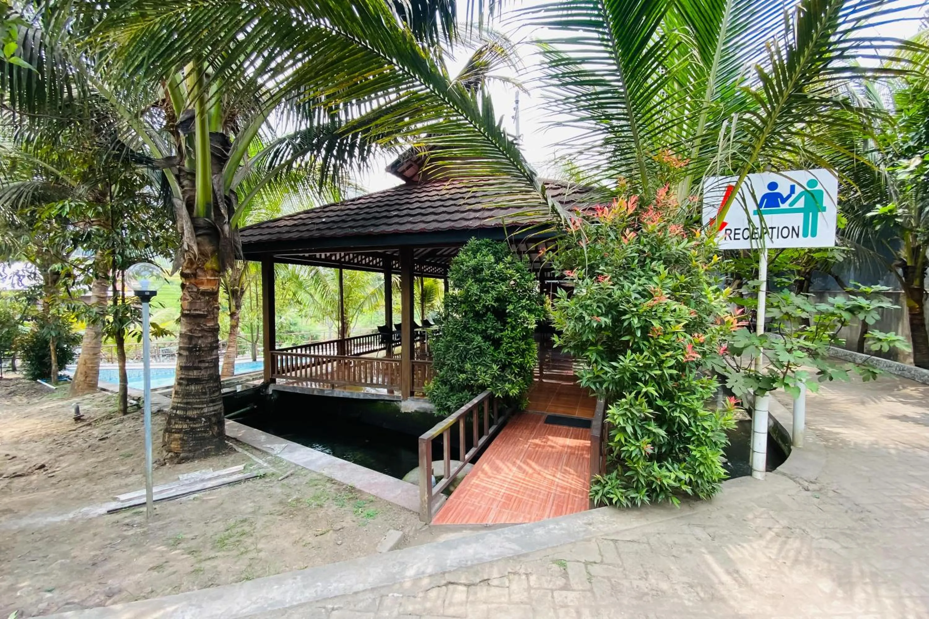 Patio in Hotel dan Gazebo Syariah Pinggir Kali Prigen RedPartner