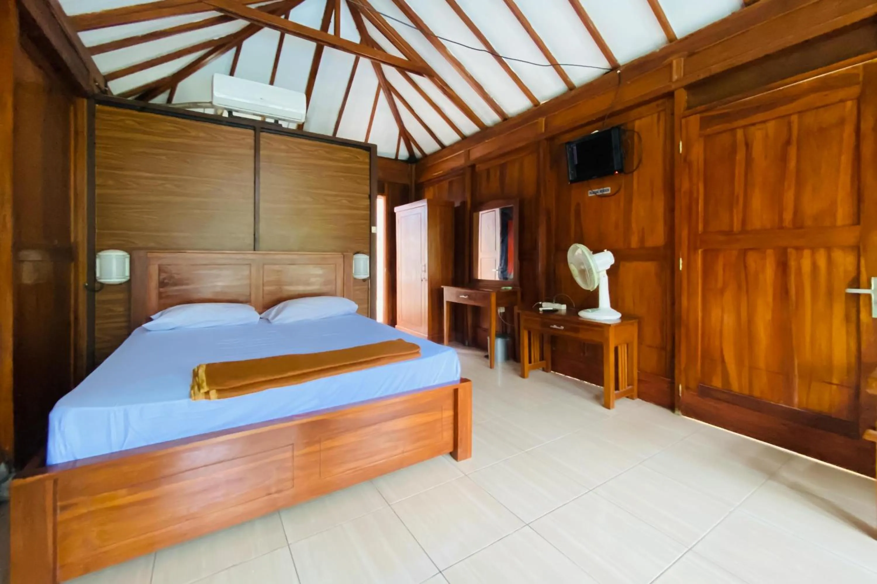 Bedroom, Bed in Hotel dan Gazebo Syariah Pinggir Kali Prigen RedPartner
