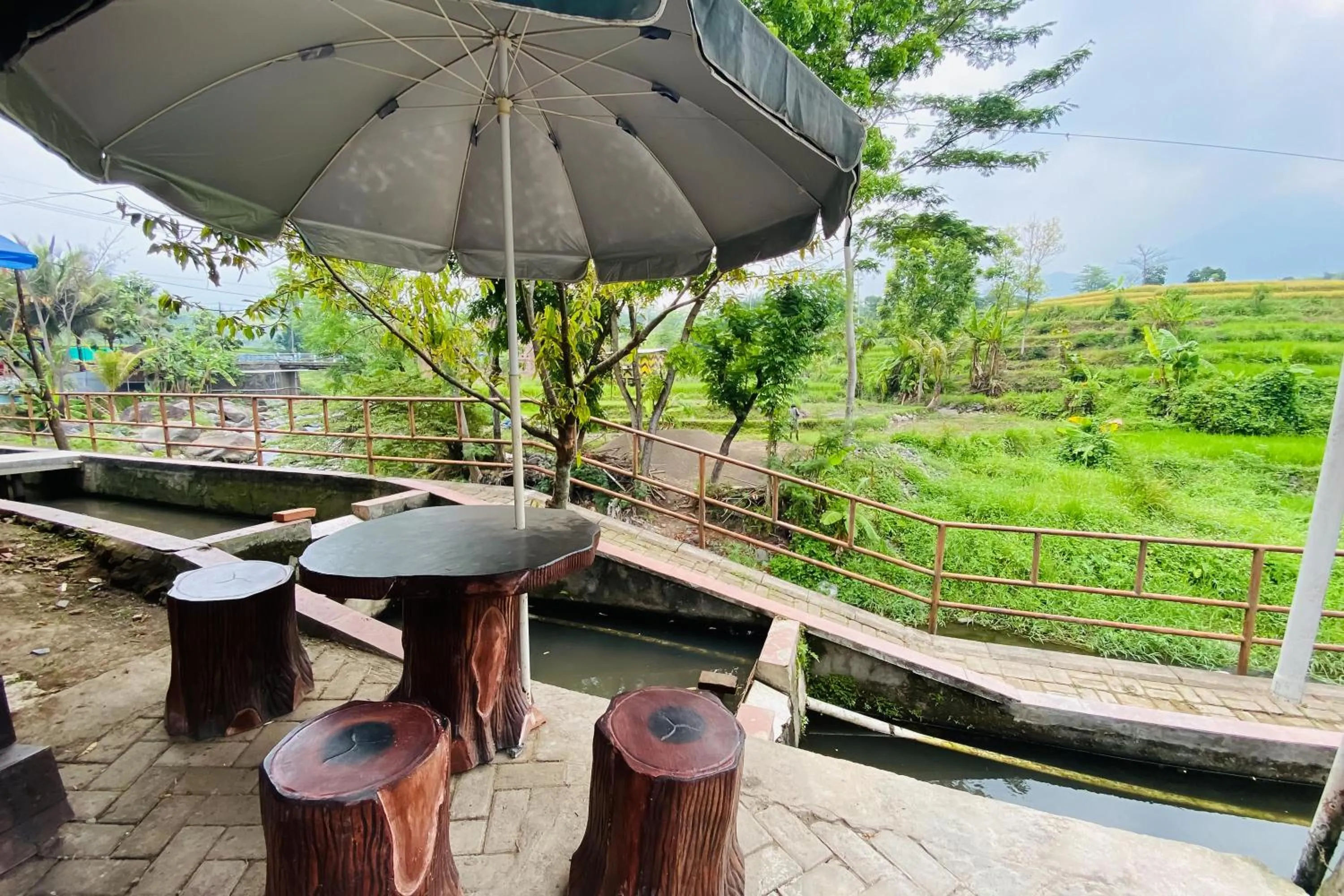 Patio in Hotel dan Gazebo Syariah Pinggir Kali Prigen RedPartner