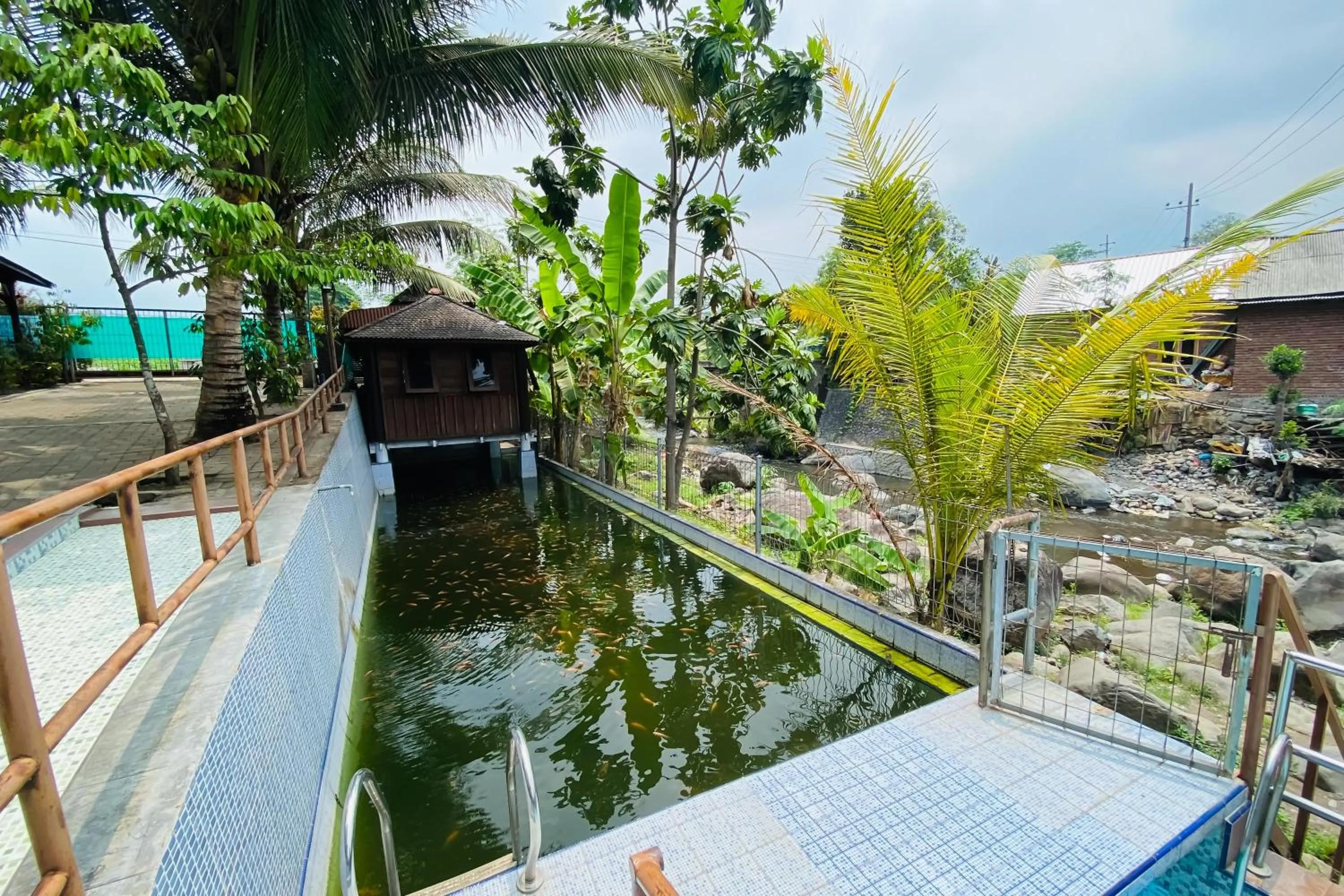 Swimming pool in Hotel dan Gazebo Syariah Pinggir Kali Prigen RedPartner