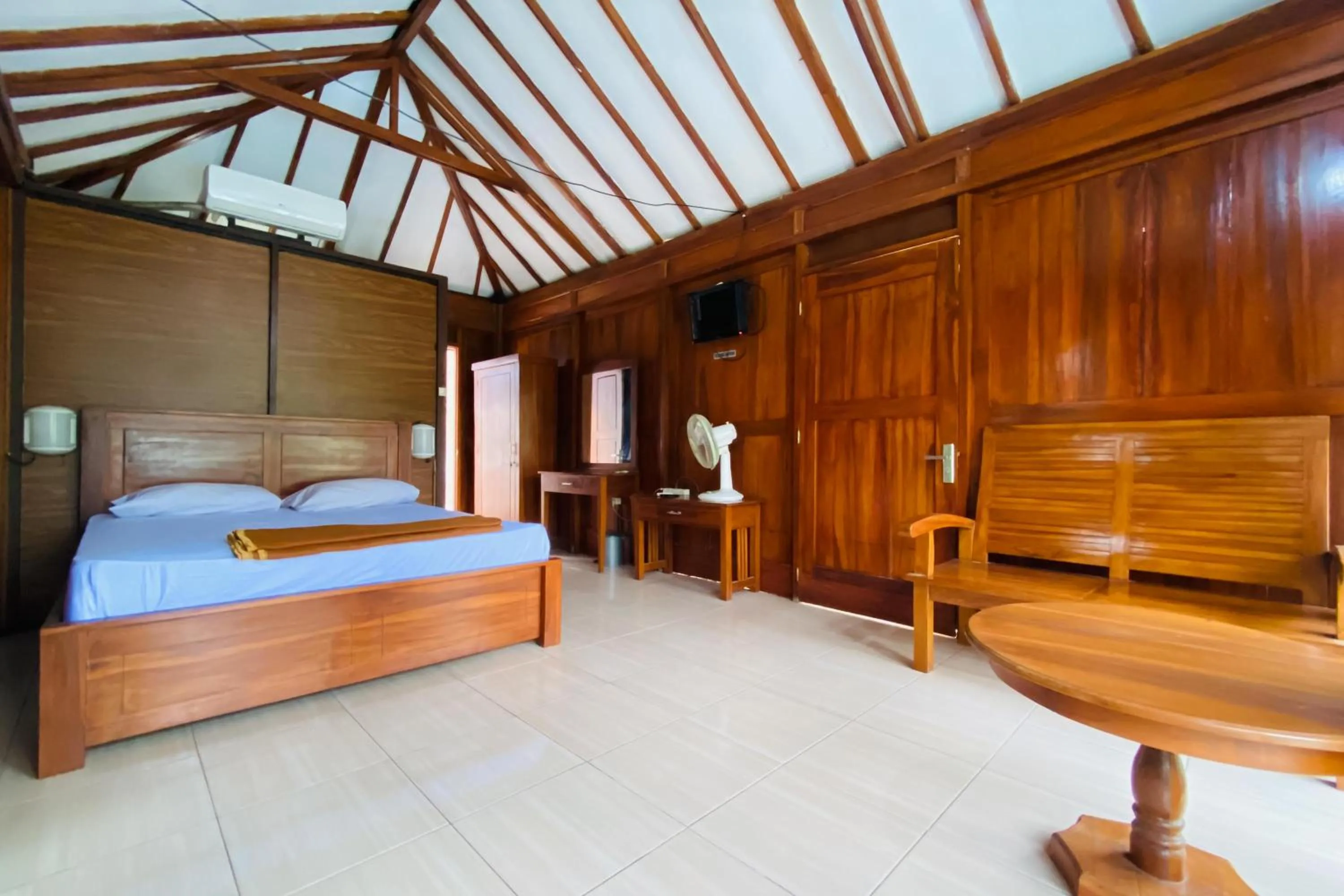Bedroom, Bed in Hotel dan Gazebo Syariah Pinggir Kali Prigen RedPartner