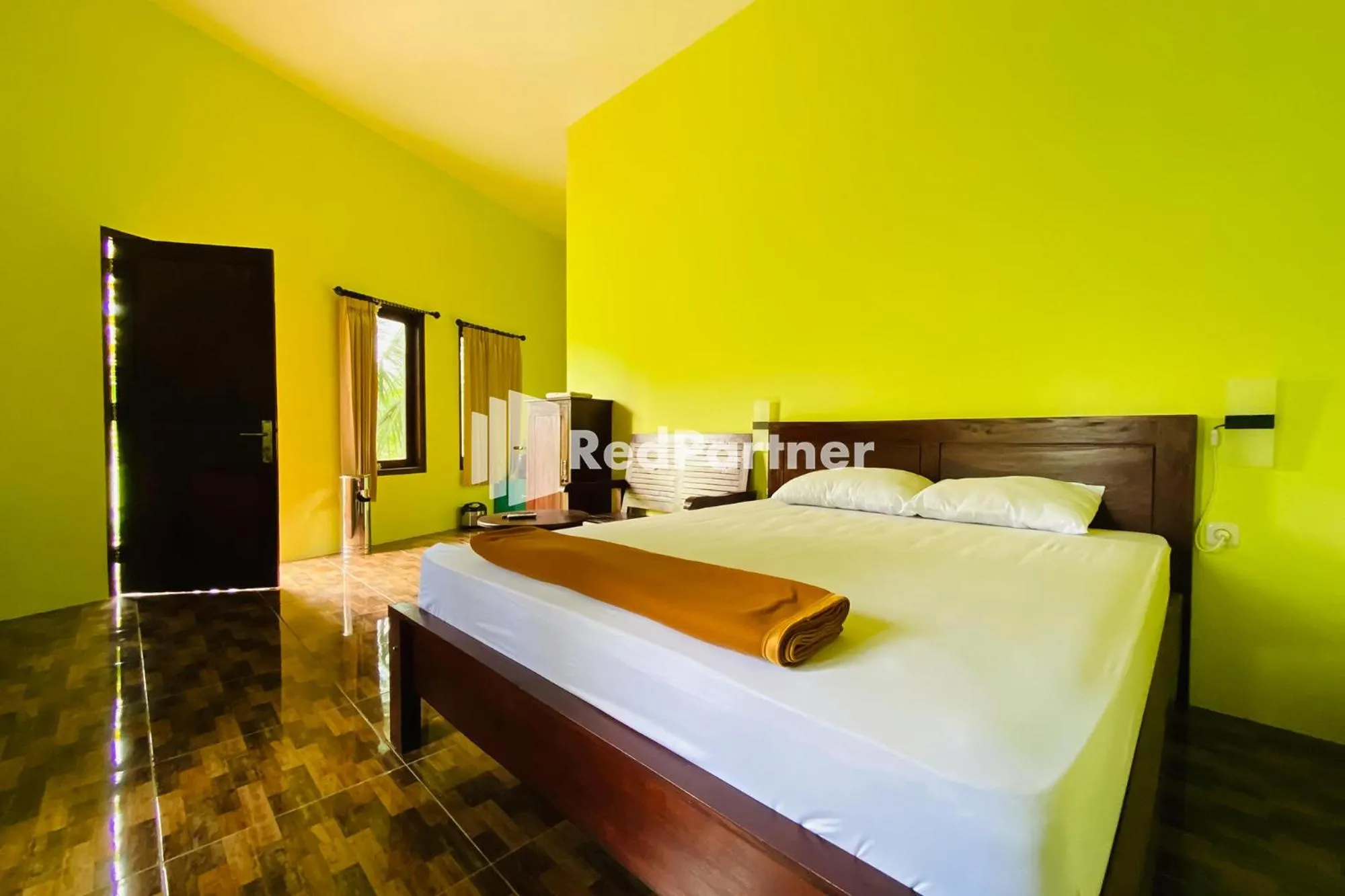 Bedroom, Bed in Hotel dan Gazebo Syariah Pinggir Kali Prigen RedPartner