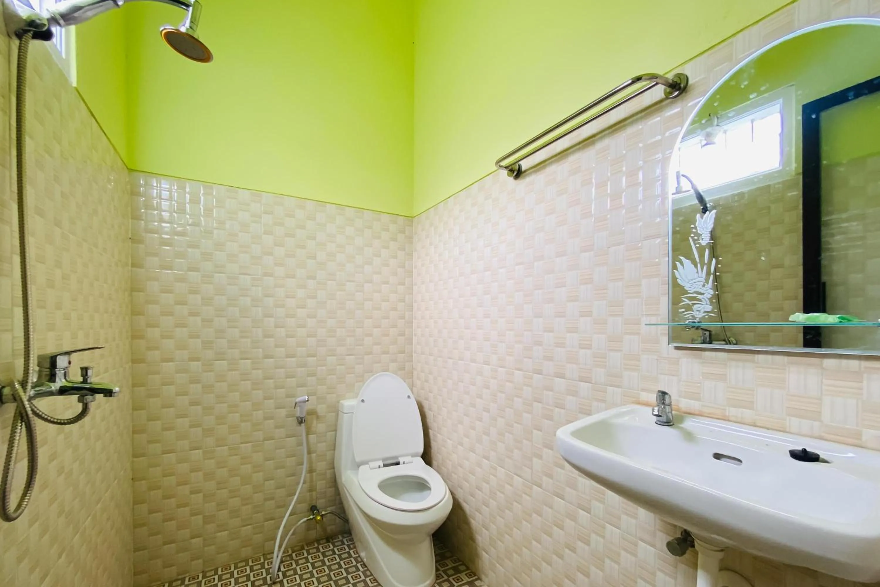 Bathroom in Hotel dan Gazebo Syariah Pinggir Kali Prigen RedPartner